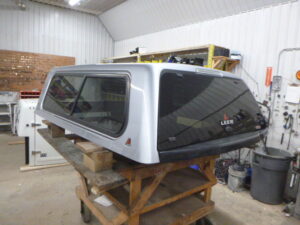 Ford Superduty 6’9 JS Iconic Silver Leer100XR Truck Cap