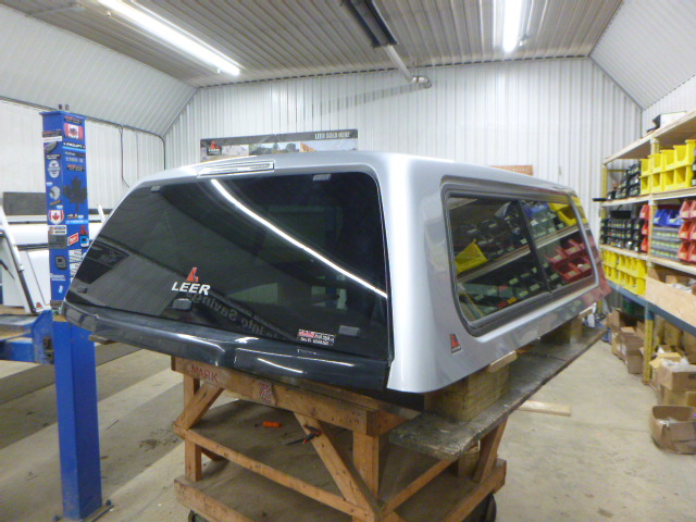 Ford Superduty 6’9 JS Iconic Silver Leer100XR Truck Cap - Image 2