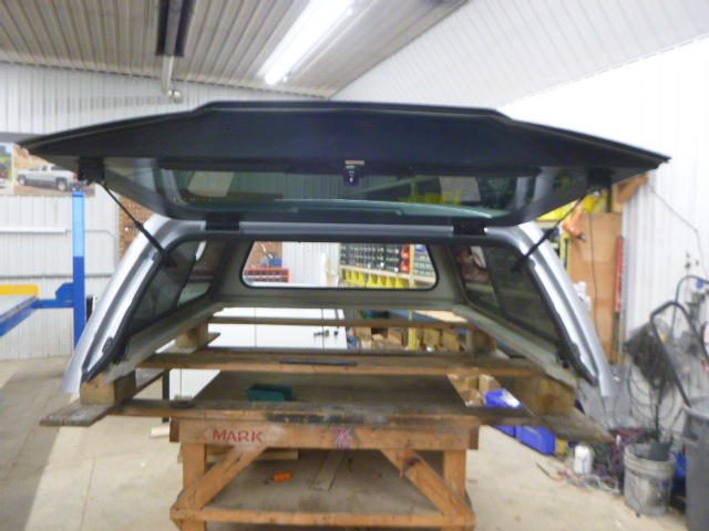Ford Superduty 6’9 JS Iconic Silver Leer100XR Truck Cap - Image 3
