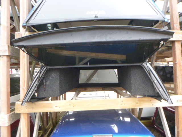 Dodge Ram 6’4 PXJ Diamond Black Leer100RCC Truck Cap - Image 3