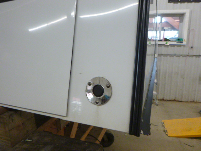 Chevrolet Silverado or GMC Sierra 6’9 HD 2500/3500 White Swiss Contractor Truck Cap - Image 9