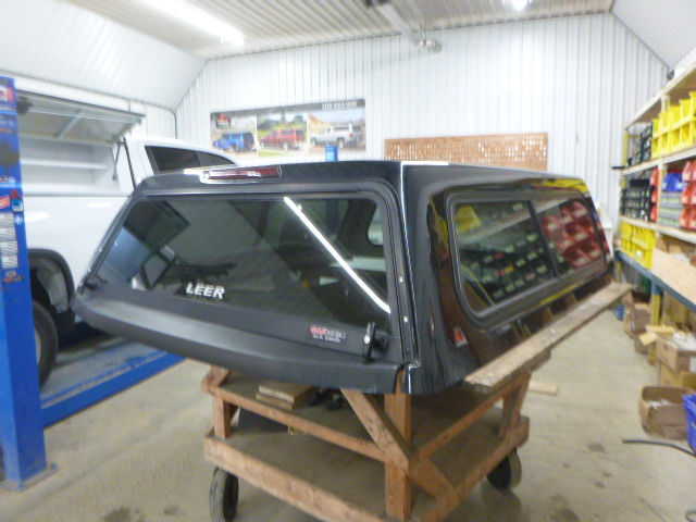 Ford F150 6’6 UM Agate Black Leer Legend Truck Cap - Image 2