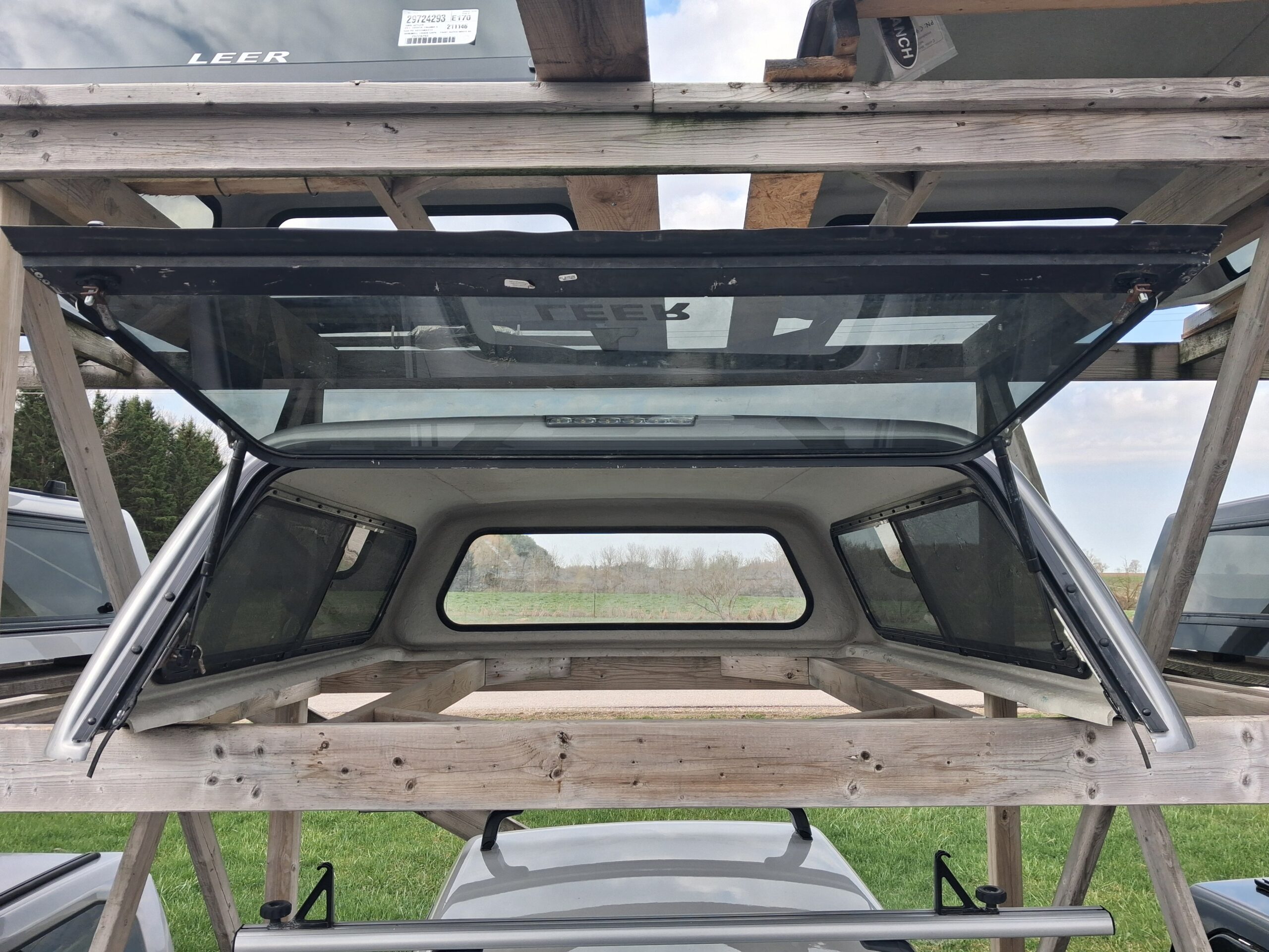 Toyota Tacoma 6’2 Silver Leer100R Truck Cap - Image 3