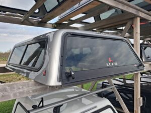 Toyota Tacoma 6’2 Silver Leer100R Truck Cap