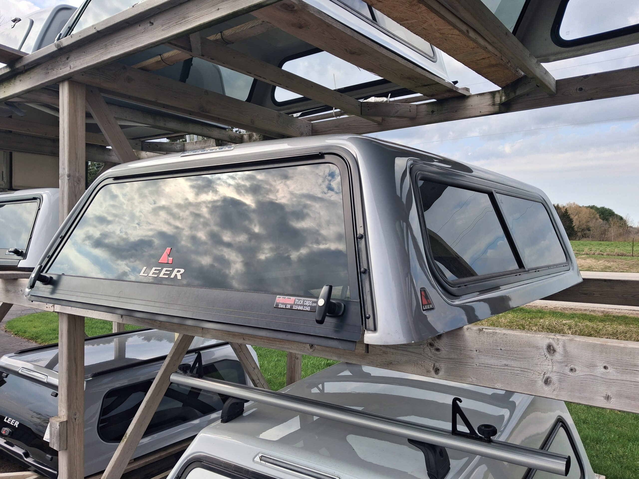 Toyota Tacoma 6’2 Silver Leer100R Truck Cap - Image 2