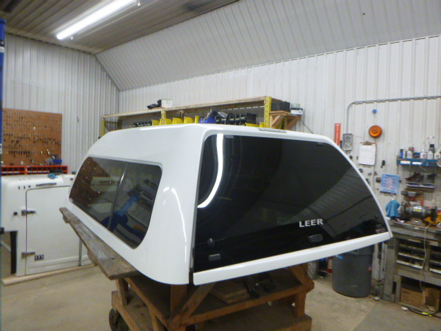 GMC Sierra or Chevrolet Silverado 6’6 White Leer180XL Truck Cap - Image 2