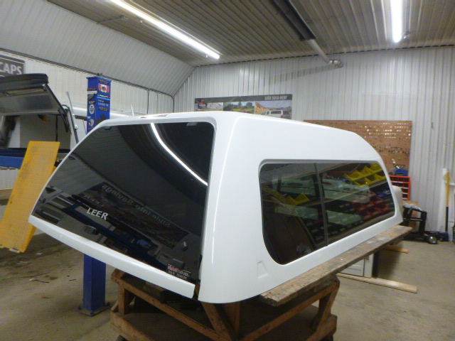 GMC Sierra or Chevrolet Silverado 6’6 White Leer180XL Truck Cap