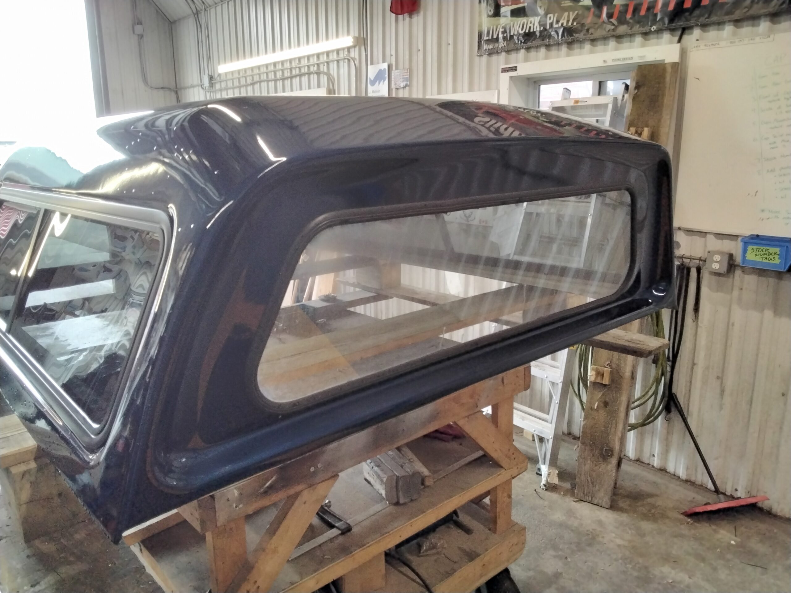 Toyota Tacoma 6’2 8P4 Blue Leer180 Truck Cap - Image 4