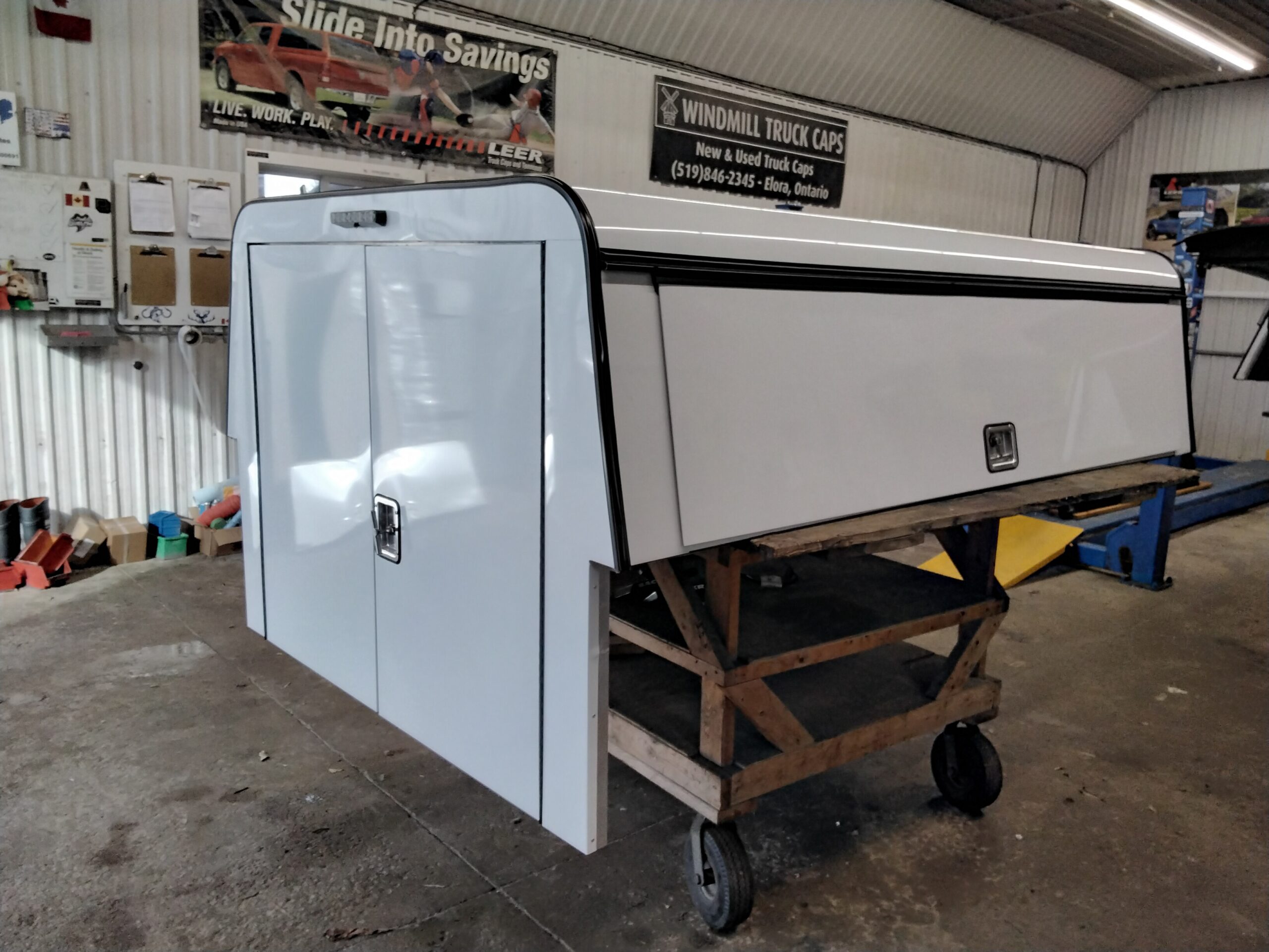 Ford Superduty 8′ White ARE Contractor Truck Cap - Image 2