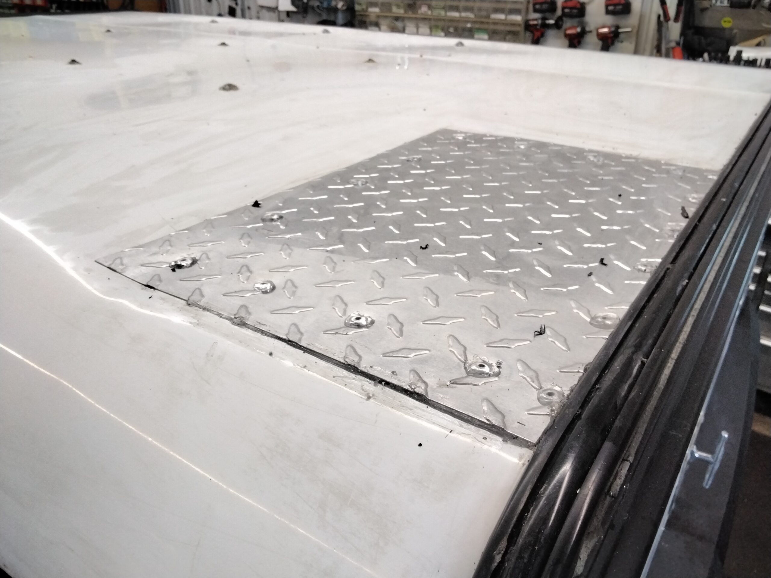 GMC Sierra or Chevrolet Silverado HD 2500/3500 6’9 White Contractor Truck Cap - Image 7