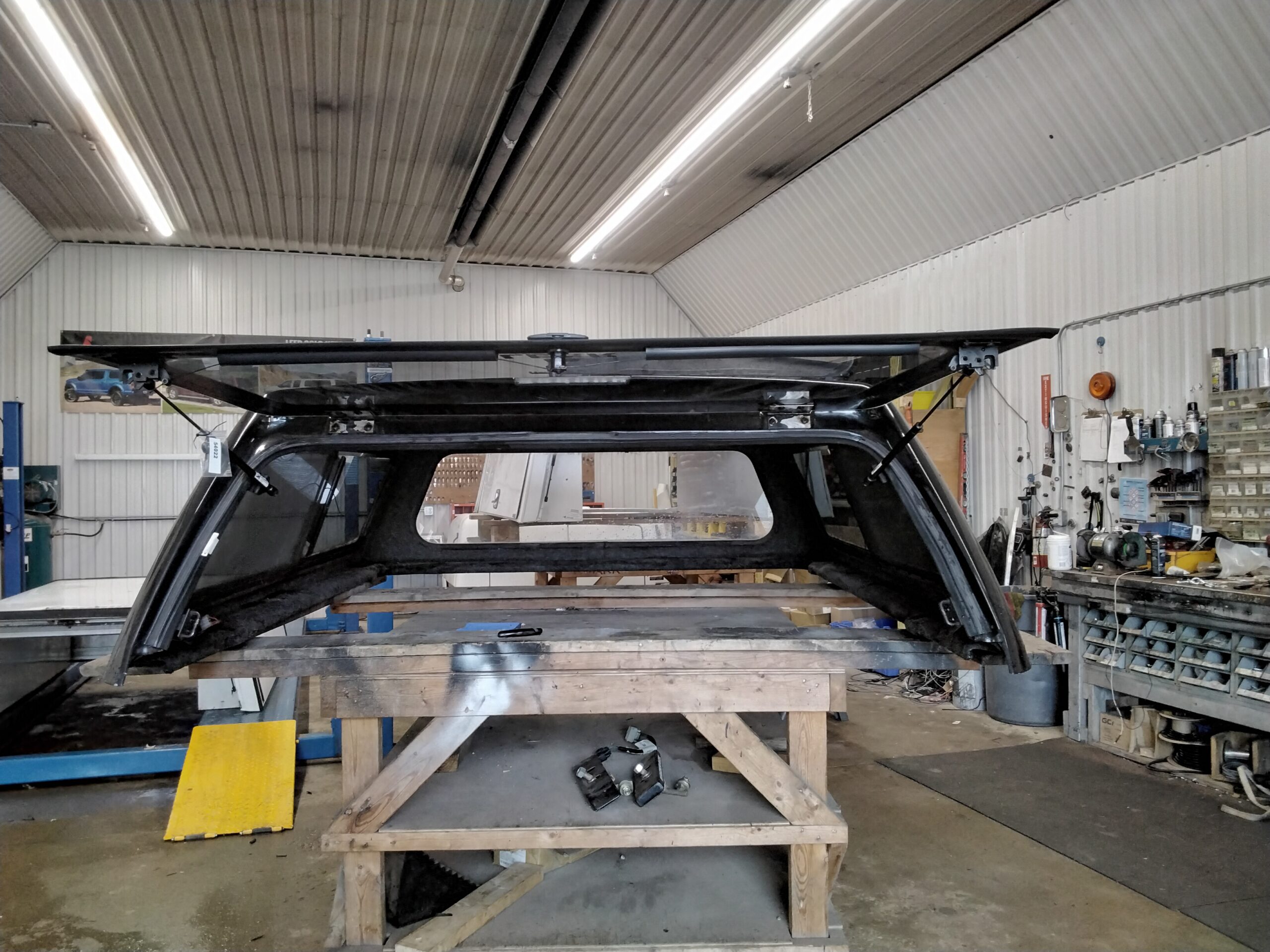 Dodge Ram 6’4 PXR Brilliant Black Leer100XR Truck Cap - Image 3