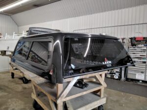 Dodge Ram 6’4 PXR Brilliant Black Leer100XR Truck Cap