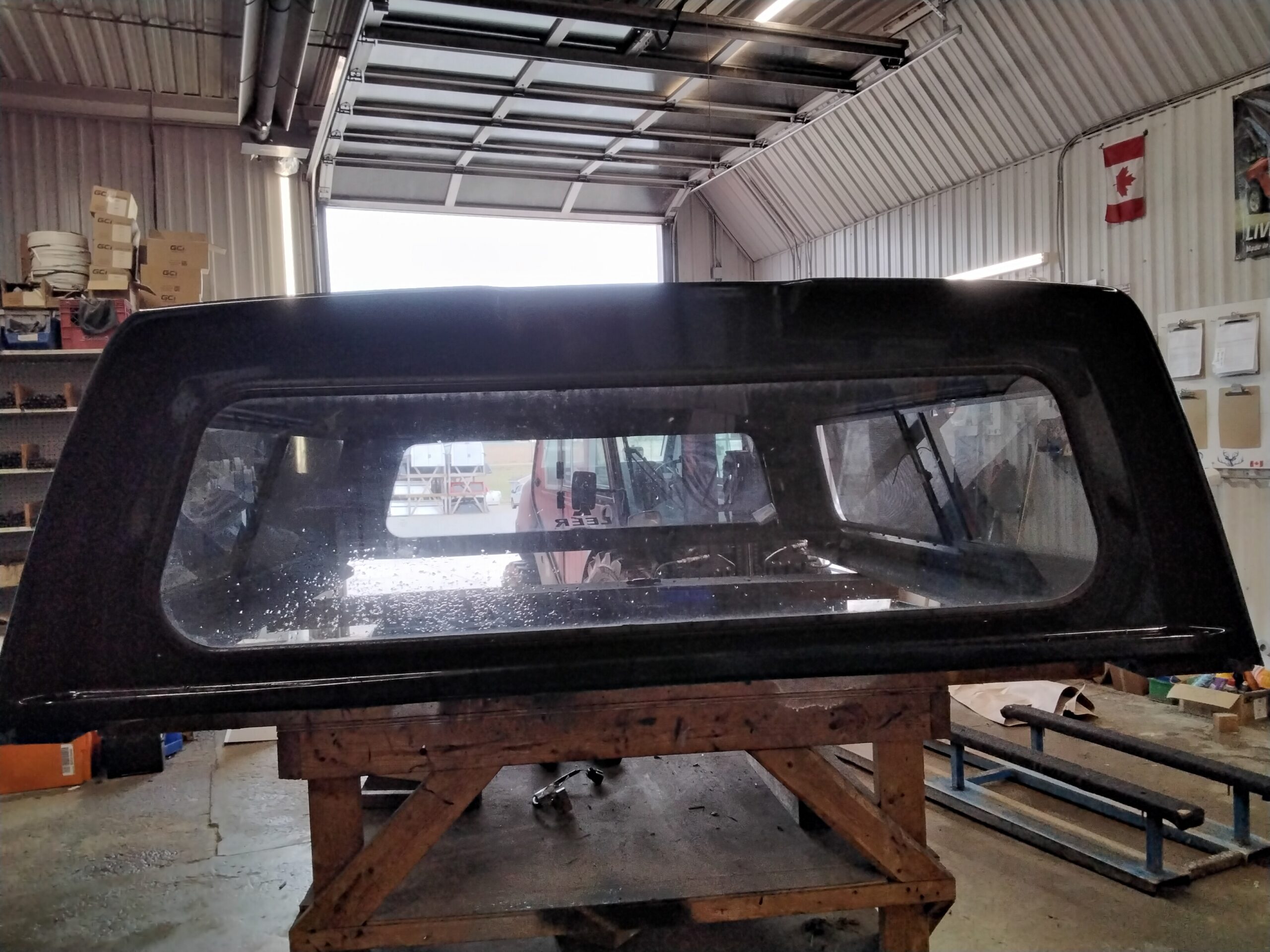 Dodge Ram 6’4 PXR Brilliant Black Leer100XR Truck Cap - Image 5