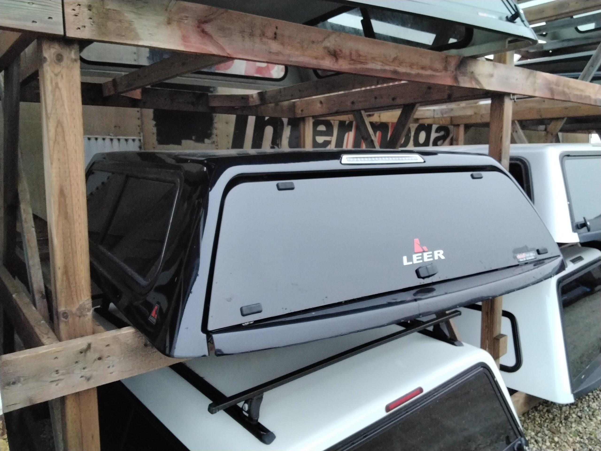 GMC Sierra 1500 6’6 GBA Black Leer100XR Truck Cap - Image 2