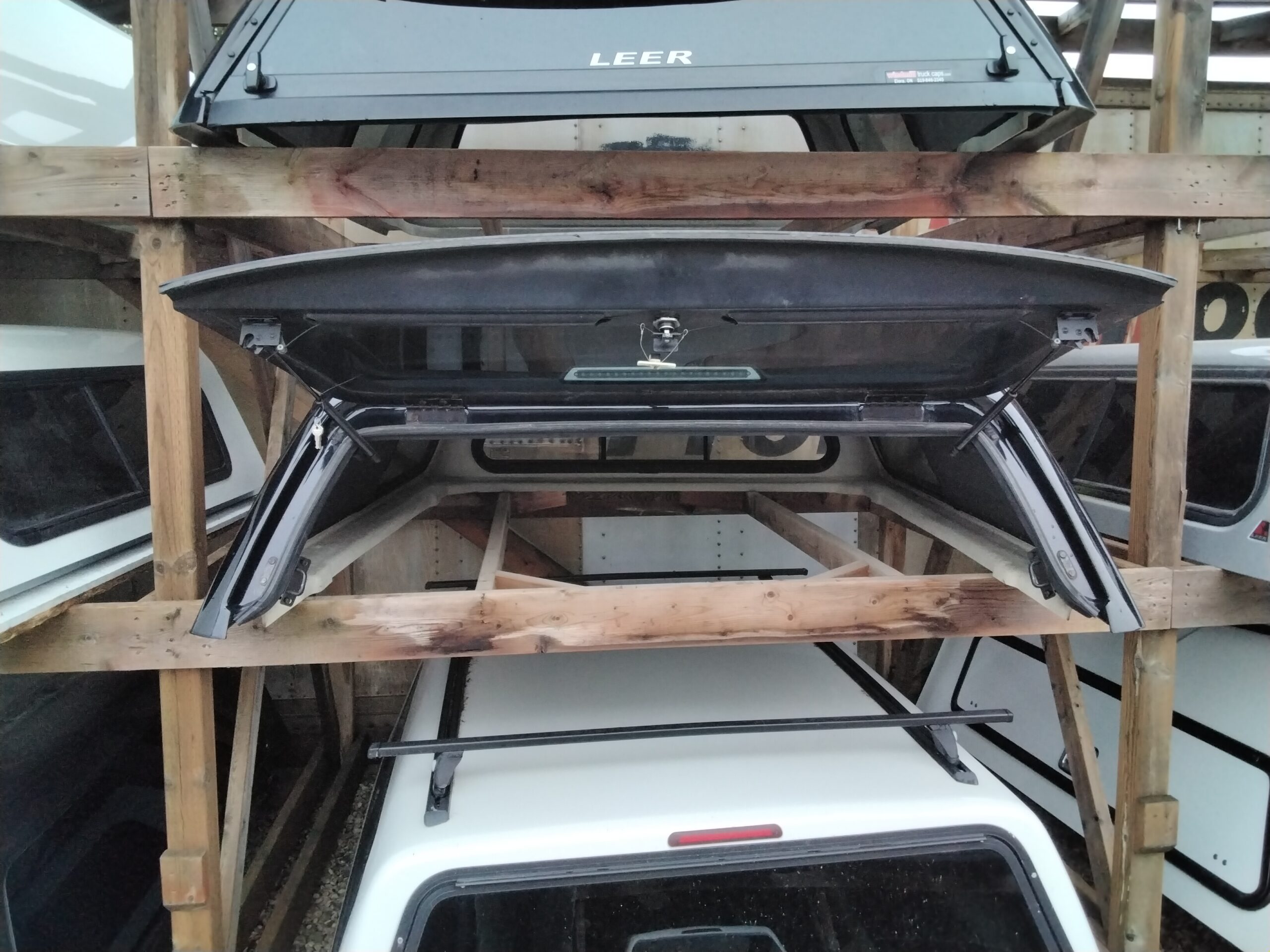 GMC Sierra 1500 6’6 GBA Black Leer100XR Truck Cap - Image 3