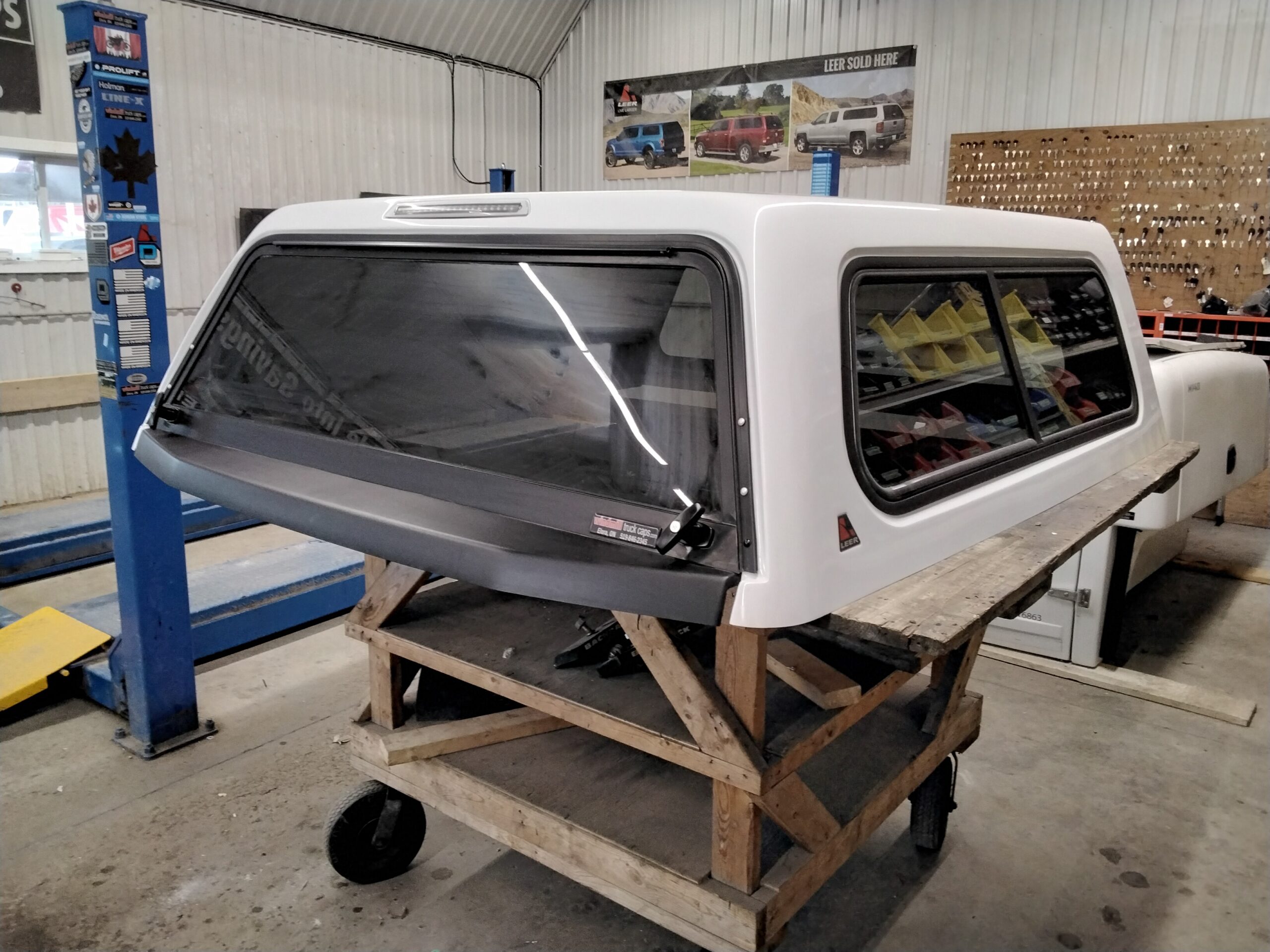 Ford F150 5’6 YZ White Leer Legend Truck Cap - Image 2