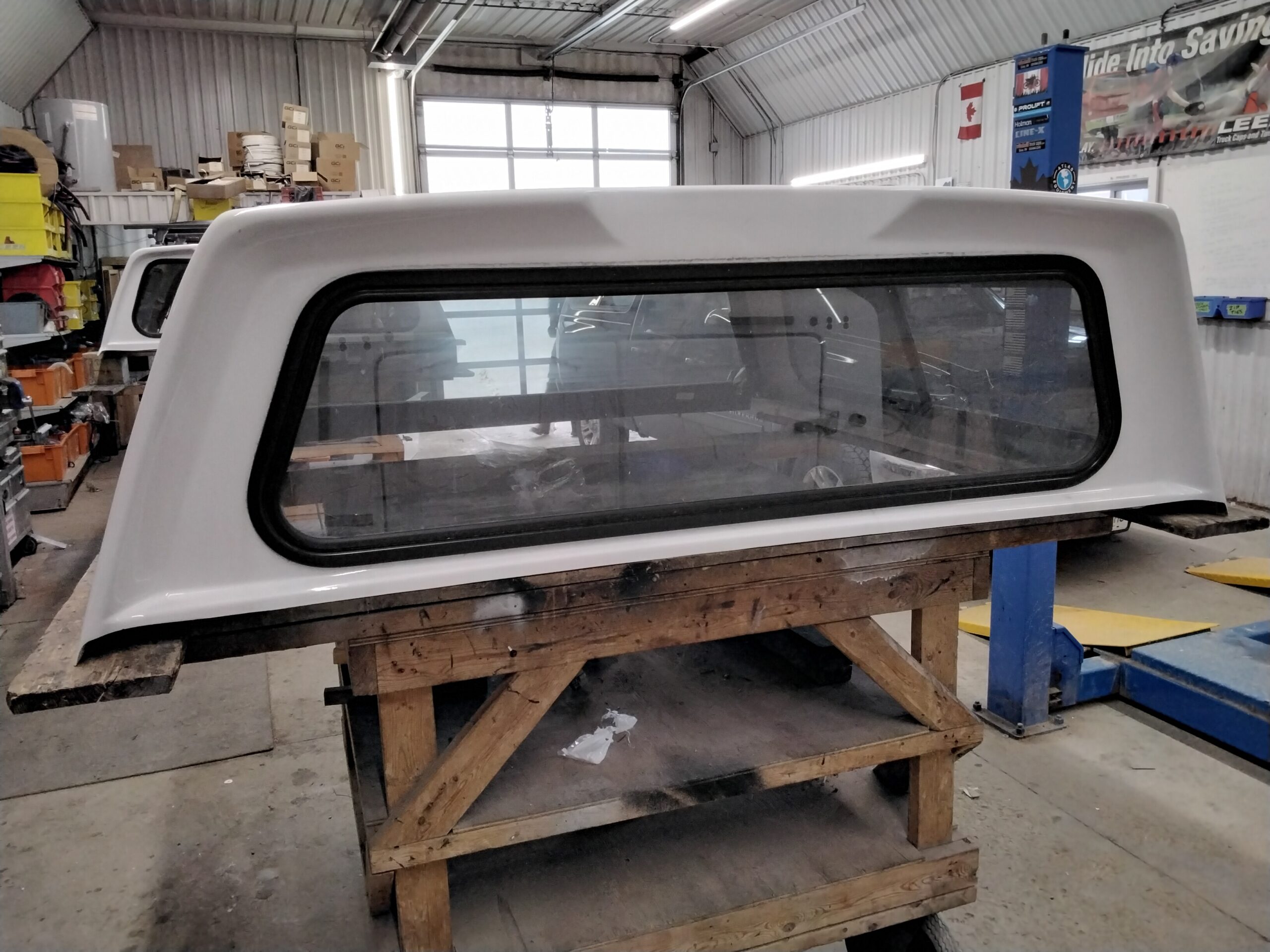 Ford F150 5’6 YZ White Leer Legend Truck Cap - Image 4