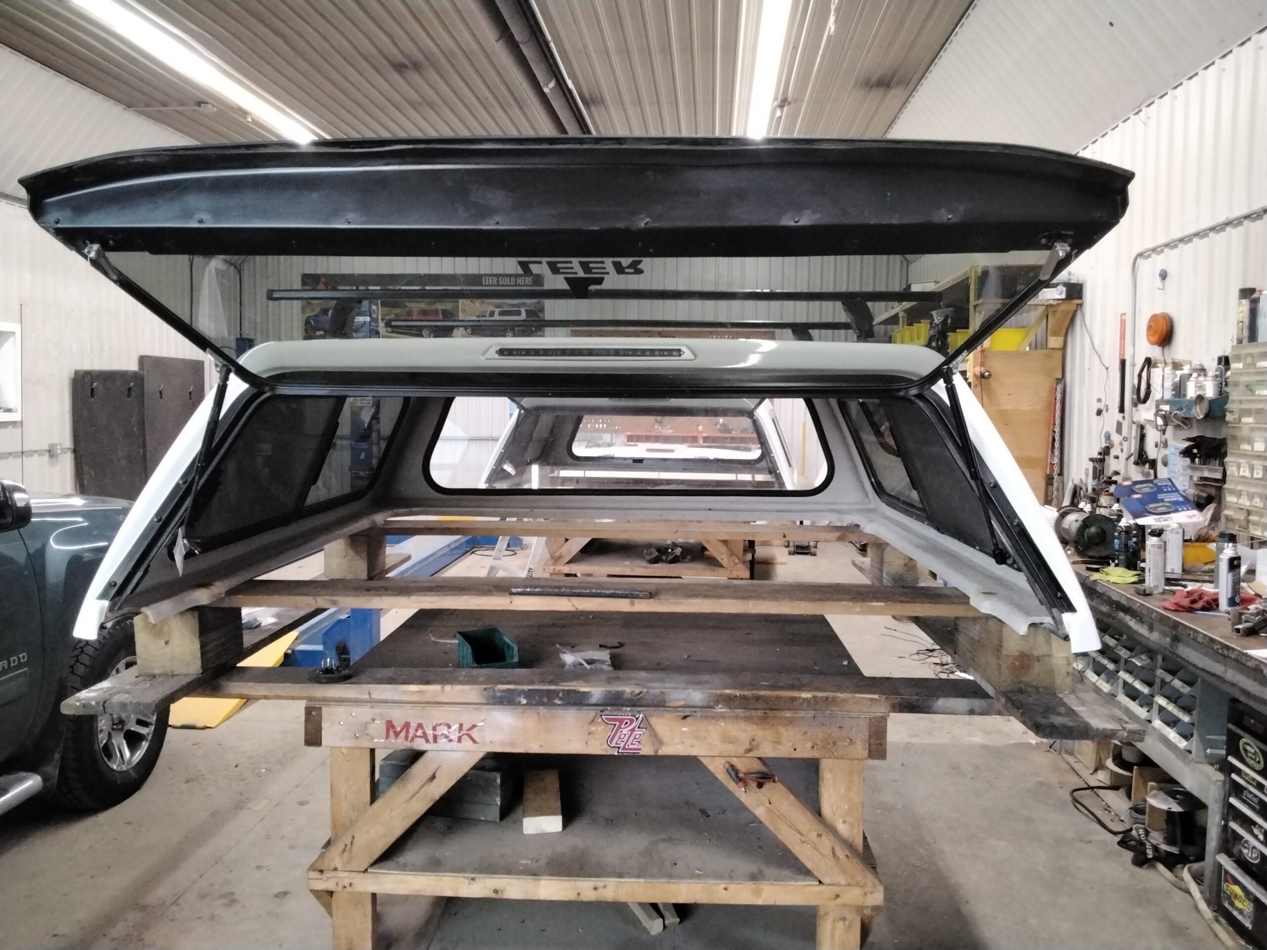 Toyota Tundra 5’6 040 White Leer100R Truck Cap - Image 3