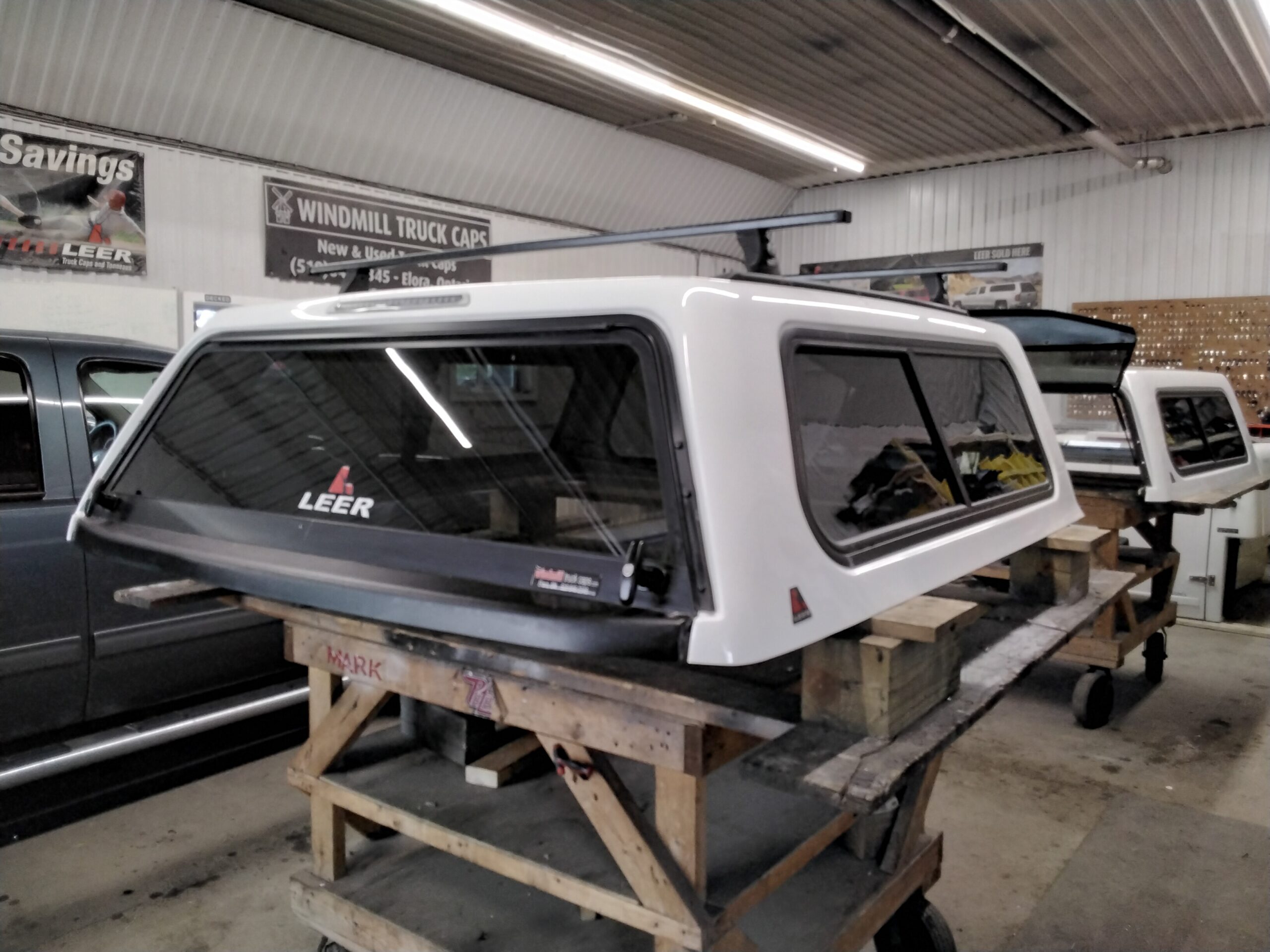 Toyota Tundra 5’6 040 White Leer100R Truck Cap - Image 2