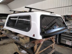 Toyota Tundra 5’6 040 White Leer100R Truck Cap