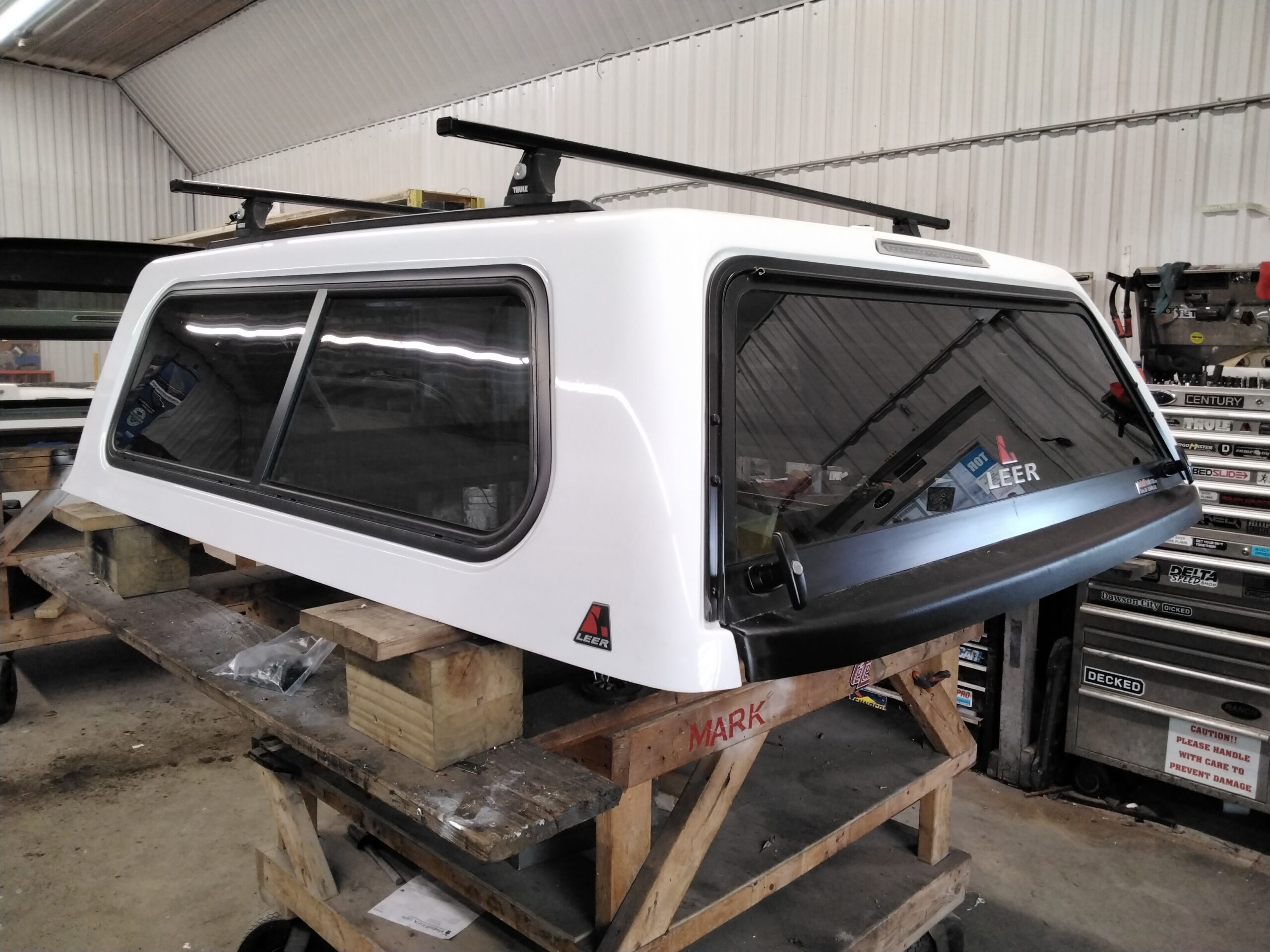 Toyota Tundra 5’6 040 White Leer100R Truck Cap