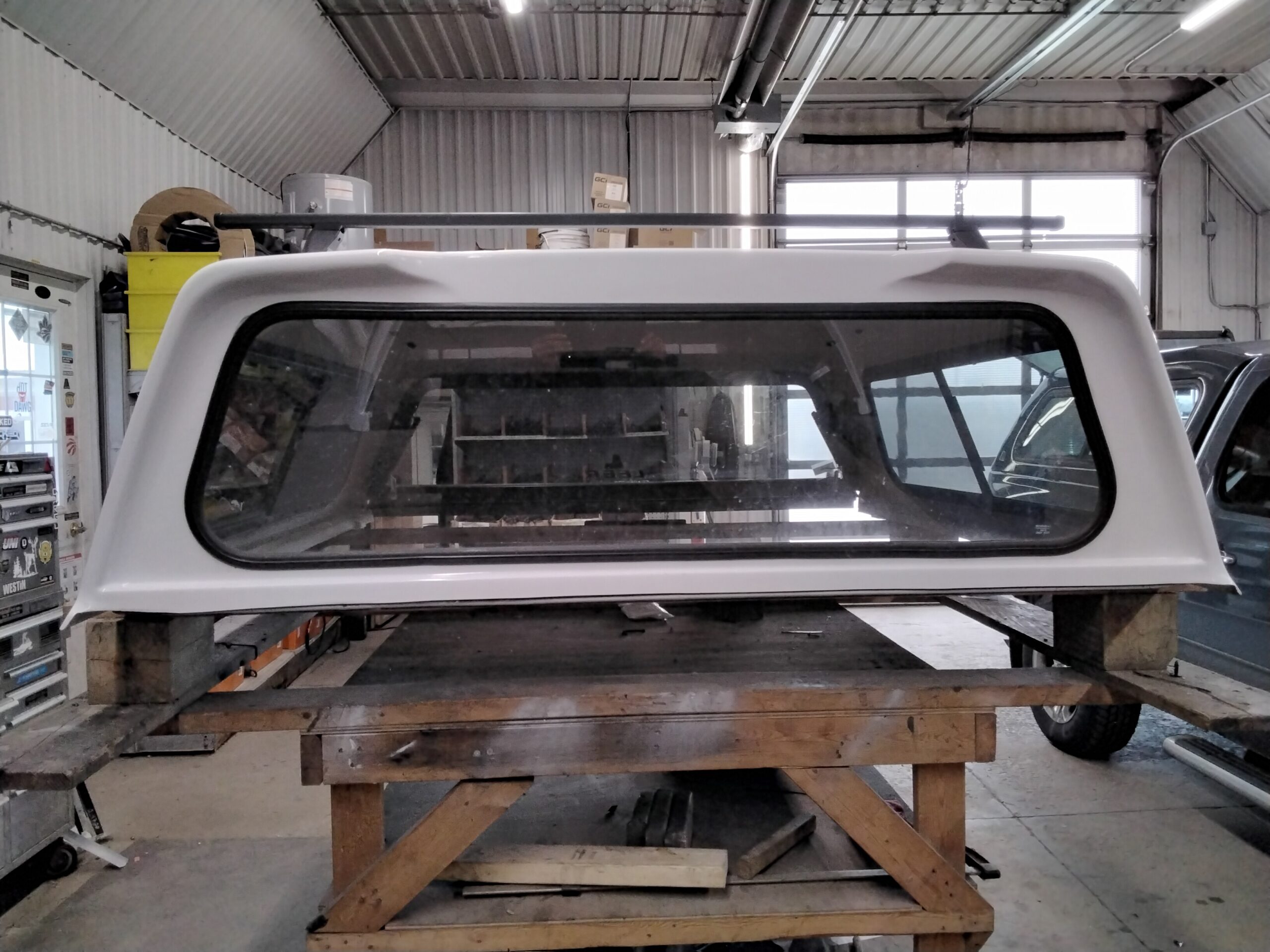 Toyota Tundra 5’6 040 White Leer100R Truck Cap - Image 4