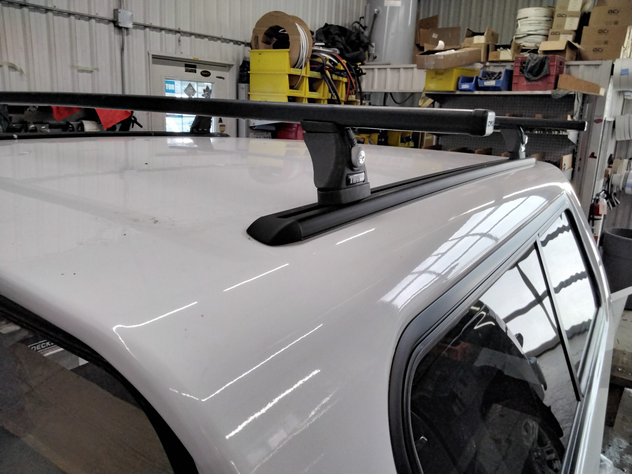 Toyota Tundra 5’6 040 White Leer100R Truck Cap - Image 5