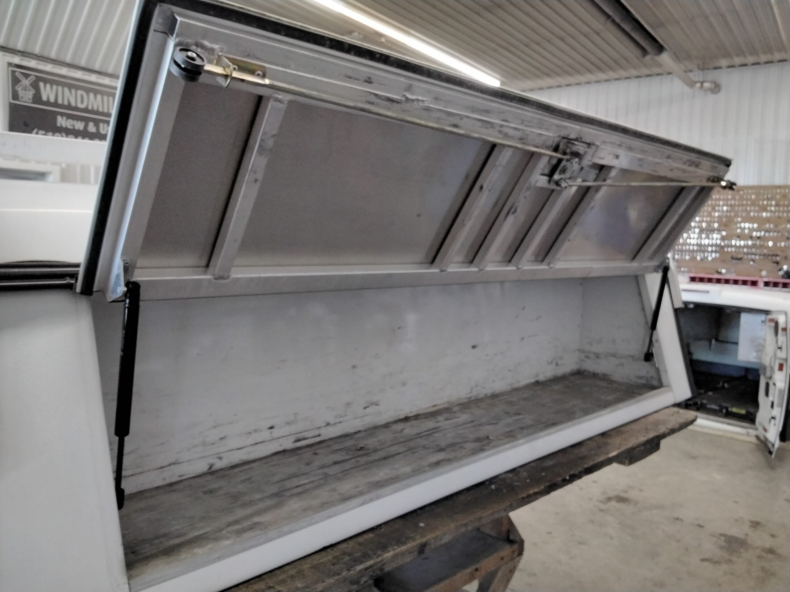 Dodge Ram 6’4 White Leer Contractor Truck Cap - Image 5