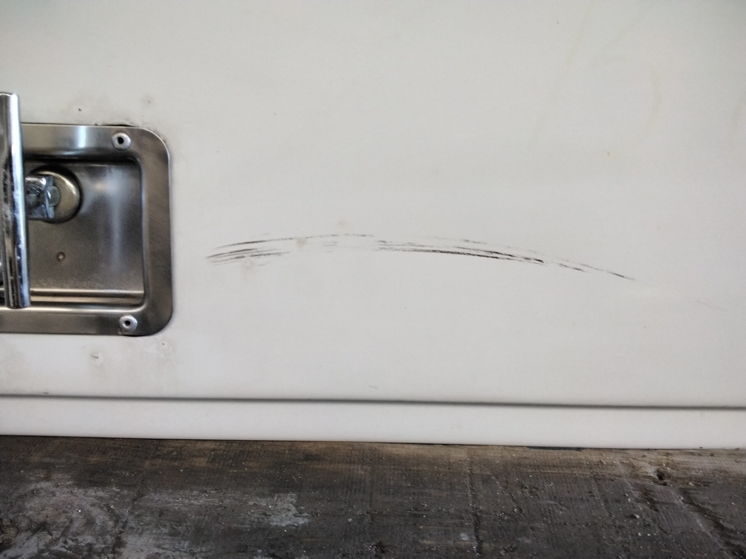 Dodge Ram 6’4 White Leer Contractor Truck Cap - Image 7