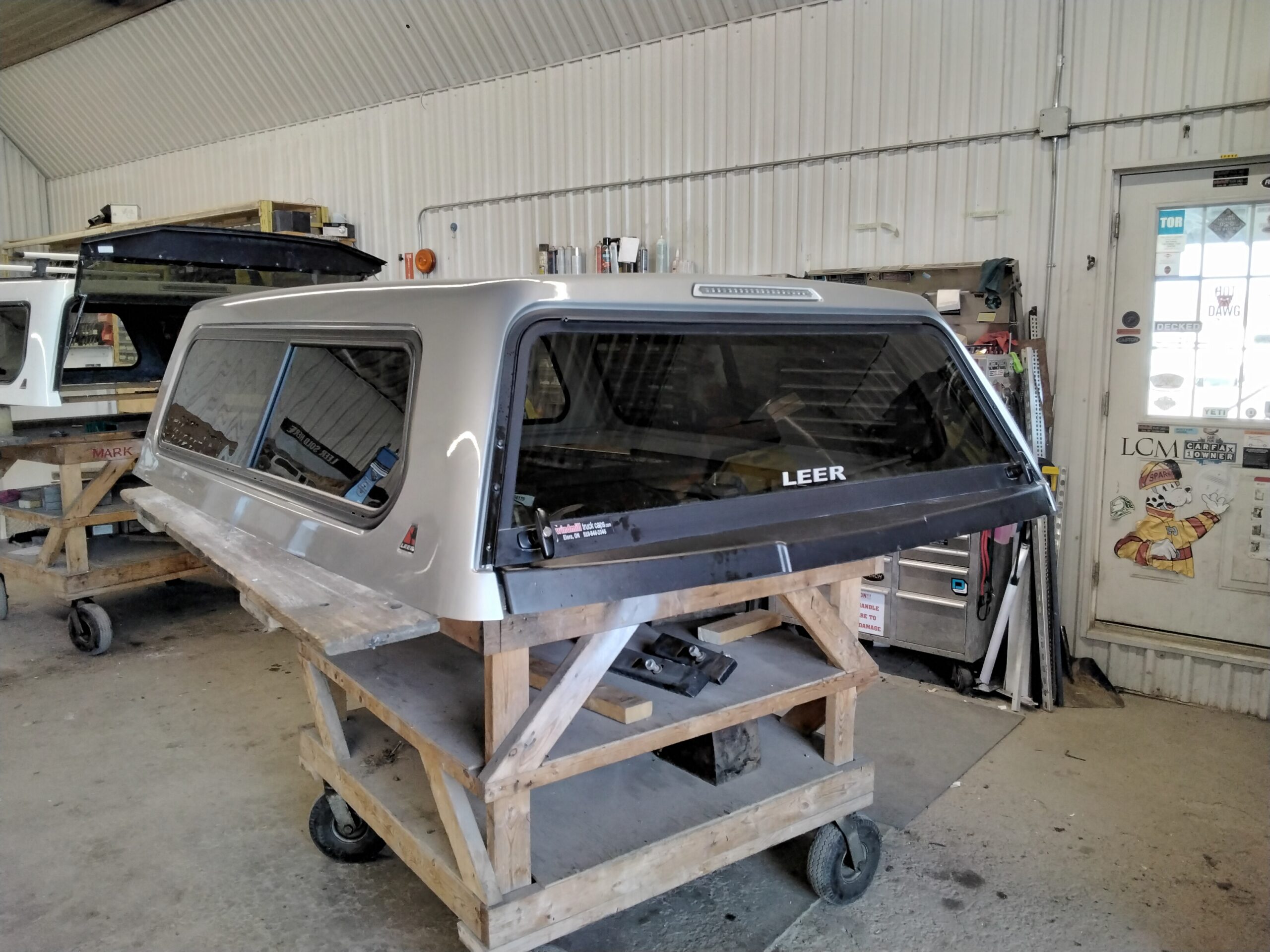 Ford F150 6’6 JS Iconic Silver Leer Legend Truck Cap - Image 2