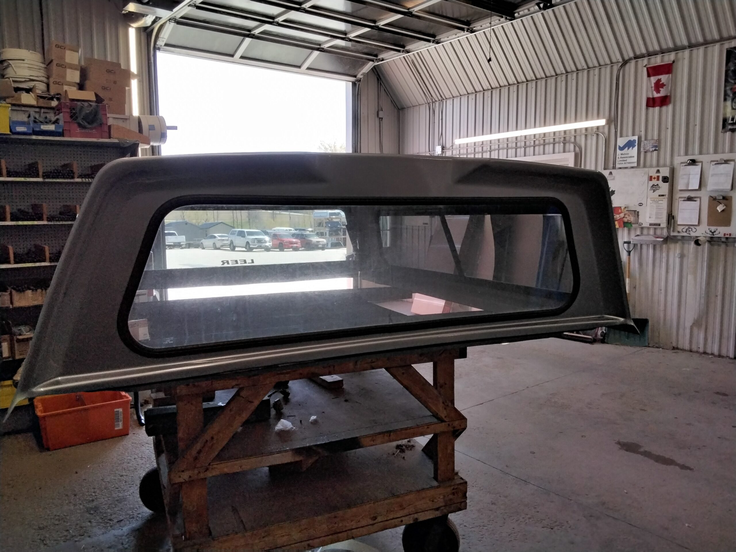 Ford F150 6’6 JS Iconic Silver Leer Legend Truck Cap - Image 4