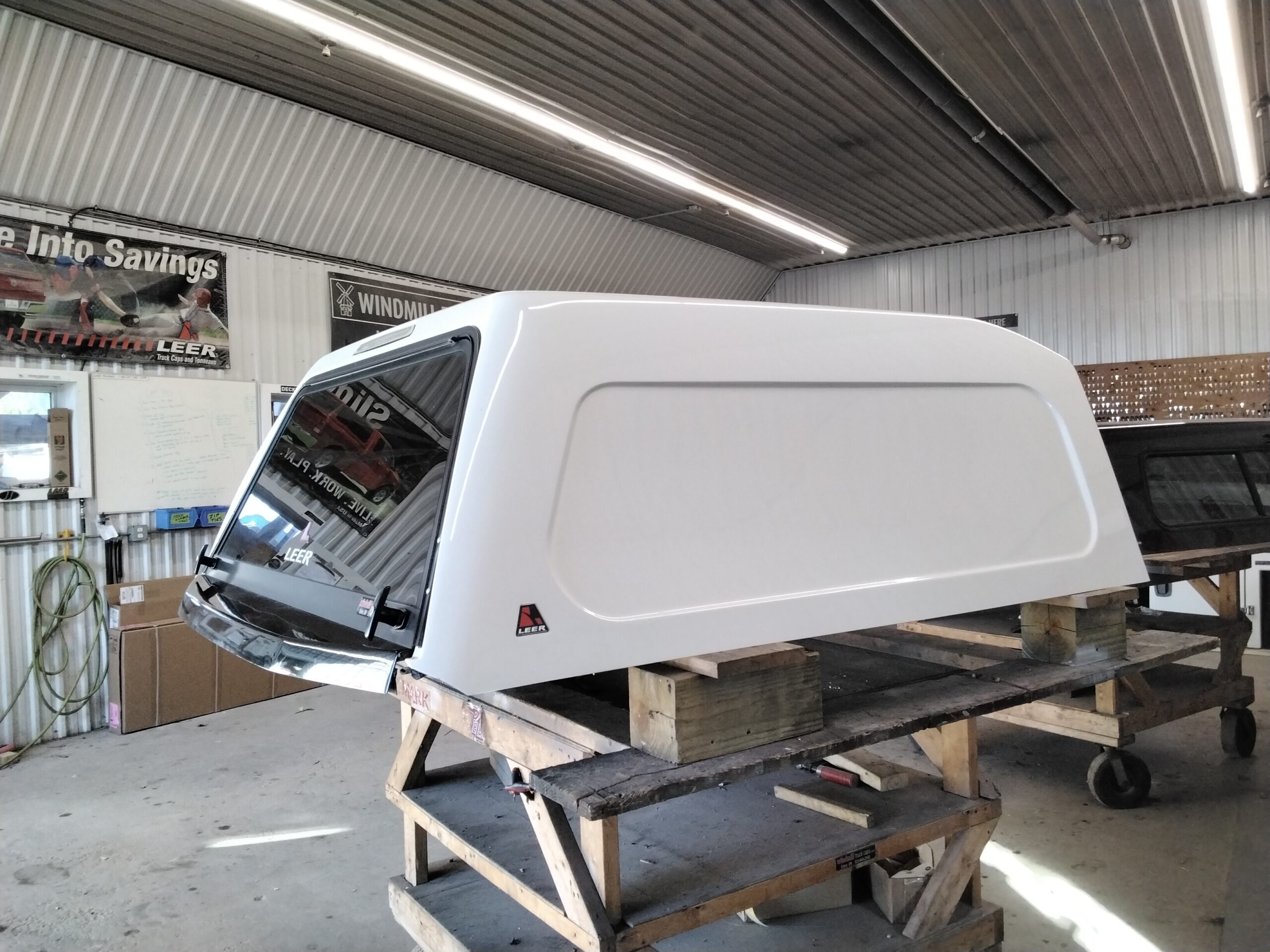 Ford F150 5’6 YZ Oxford White Leer 180 Truck Cap - Image 2