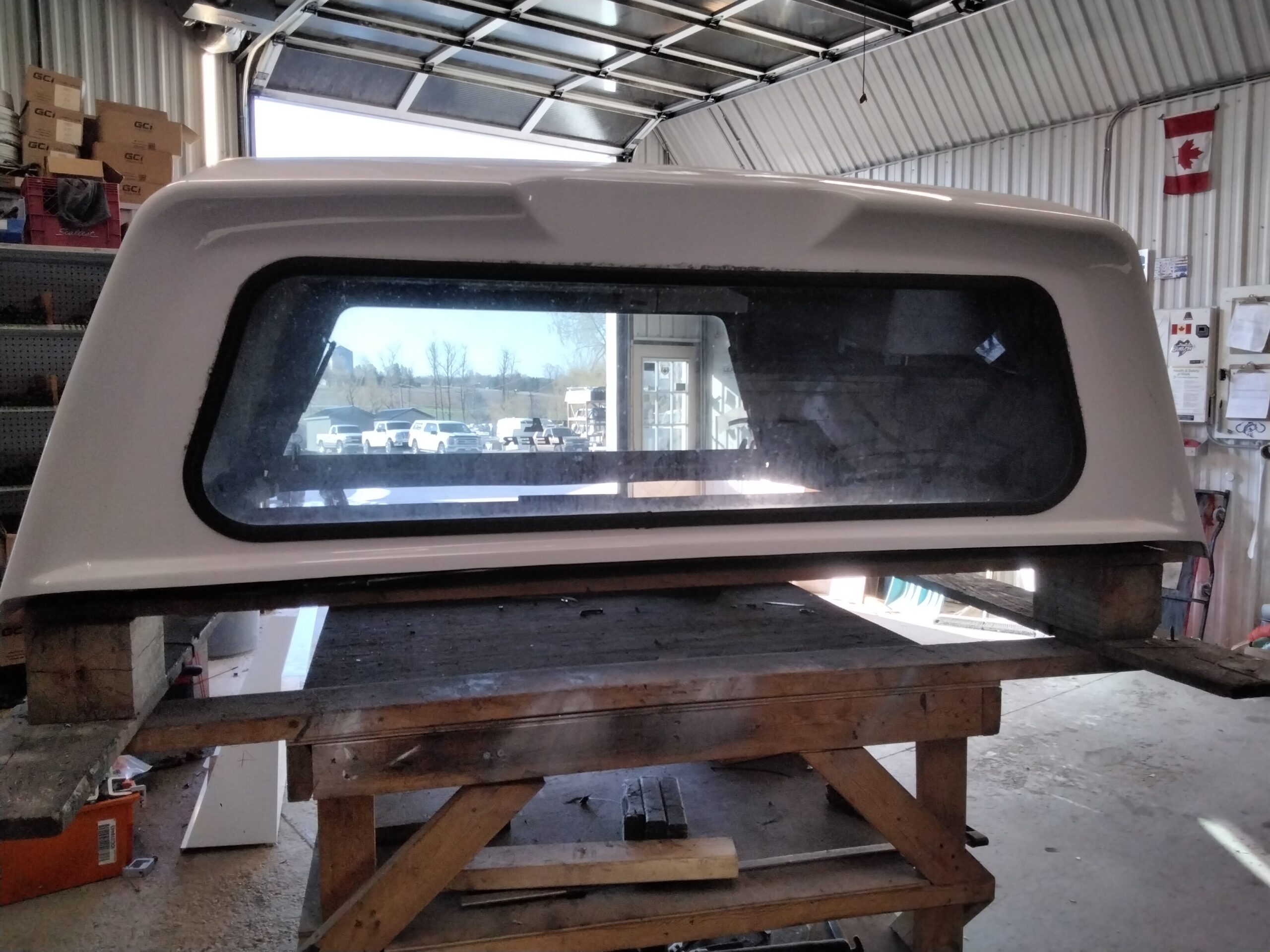 Ford F150 5’6 YZ Oxford White Leer 180 Truck Cap - Image 4