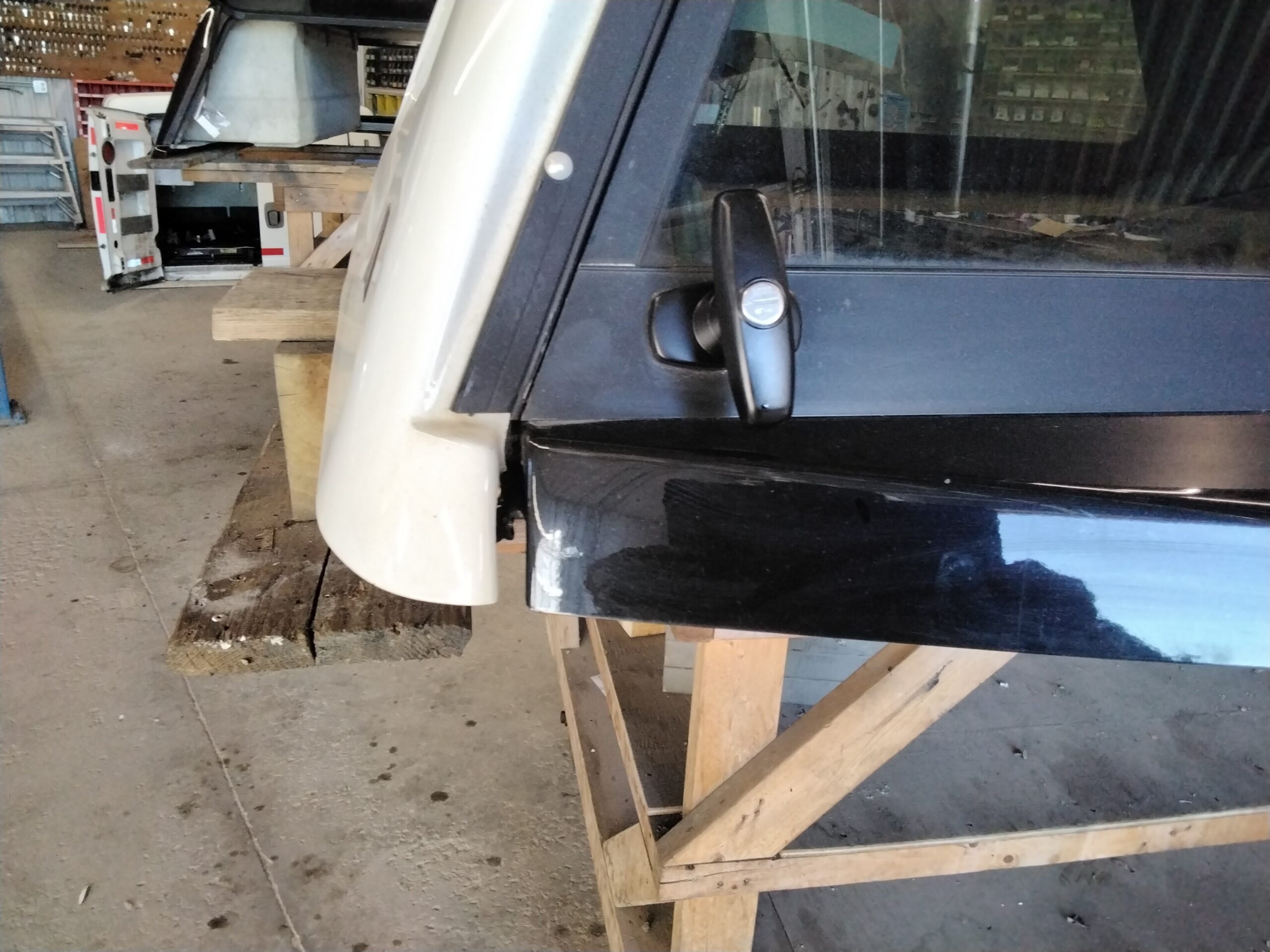 Ford F150 5’6 YZ Oxford White Leer 180 Truck Cap - Image 5