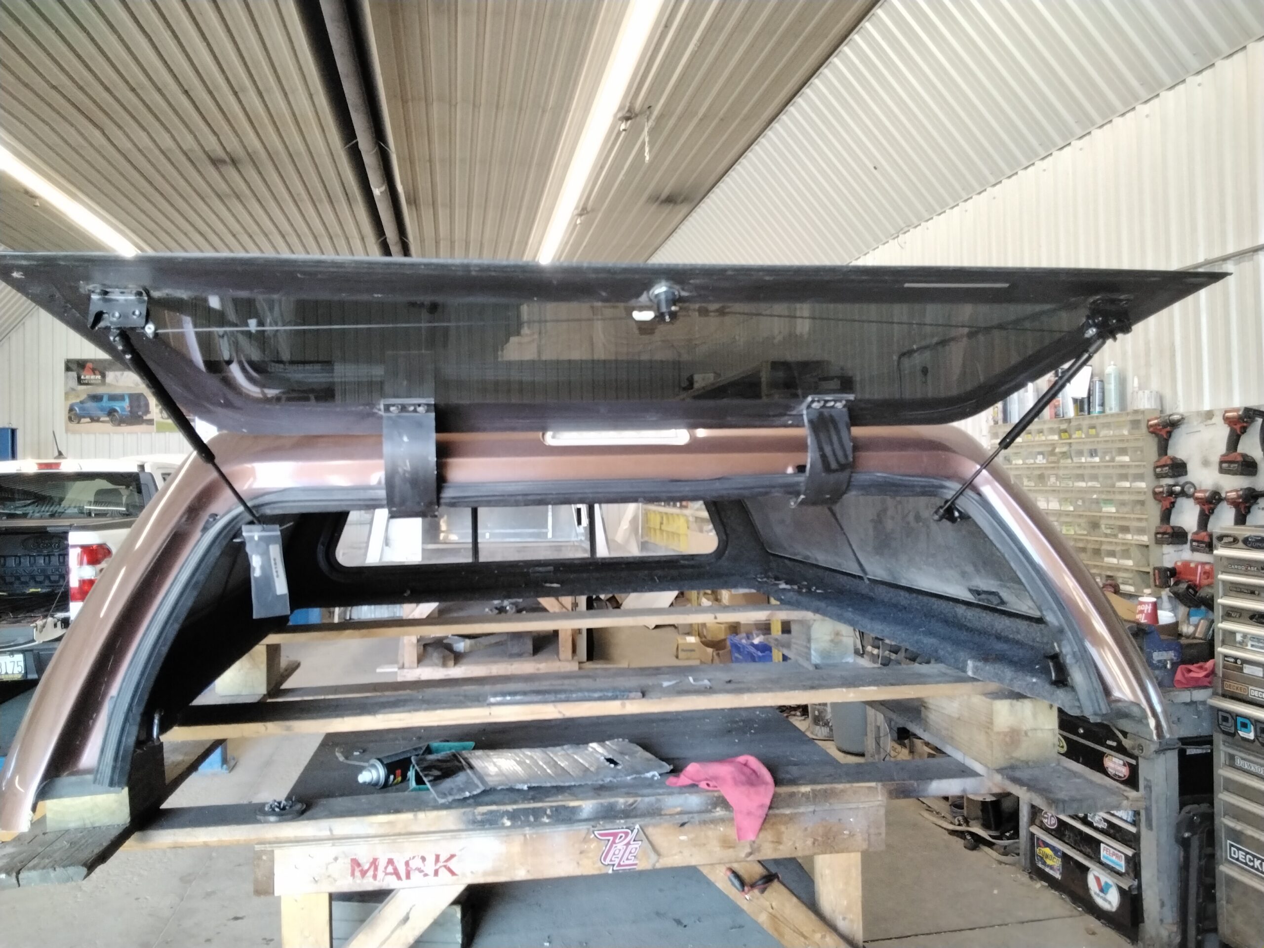Ford F150 6’6 JQ Golden Bronze Leer100XQ Truck Cap - Image 3