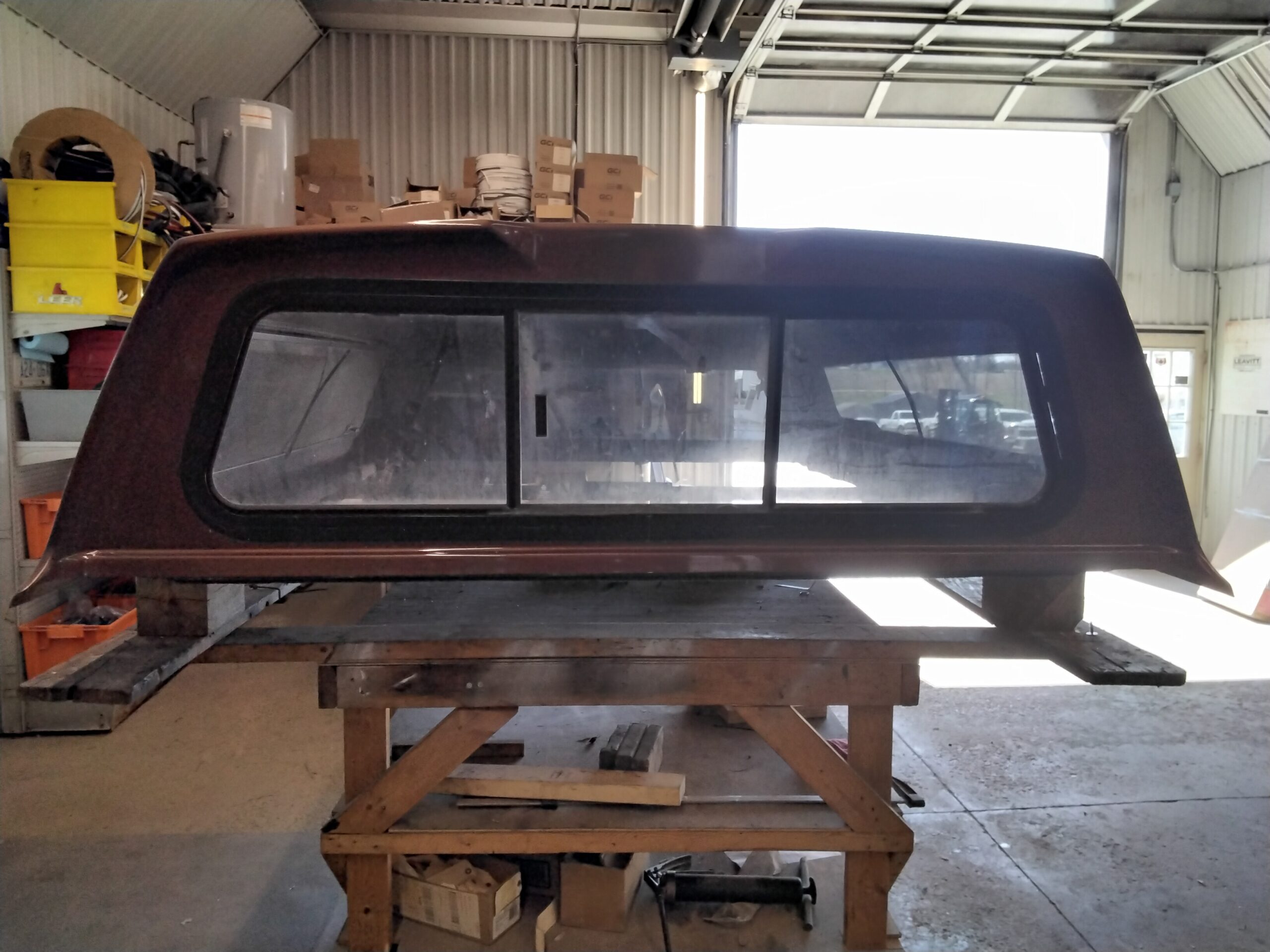 Ford F150 6’6 JQ Golden Bronze Leer100XQ Truck Cap - Image 4