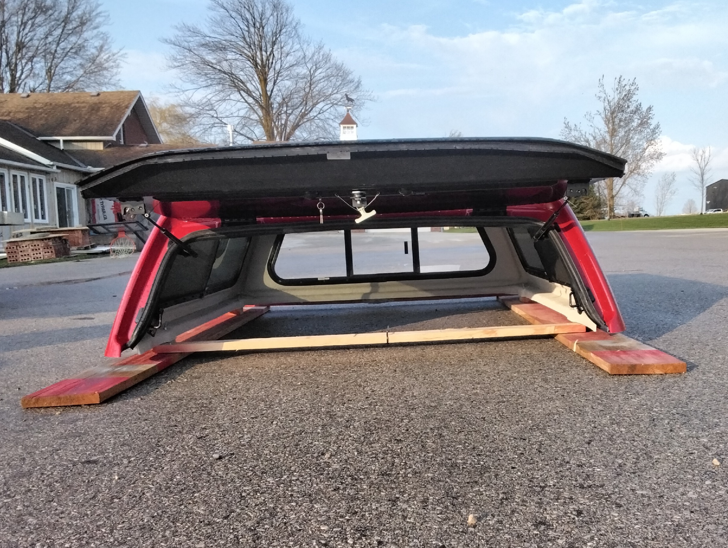 Nissan Frontier 6’2 A20 Scarlet Red Leer100XR Truck Cap - Image 3