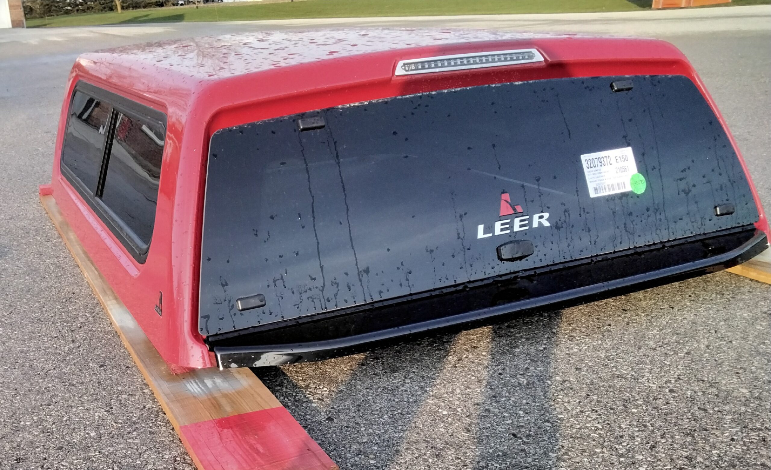 Nissan Frontier 6’2 A20 Scarlet Red Leer100XR Truck Cap - Image 2