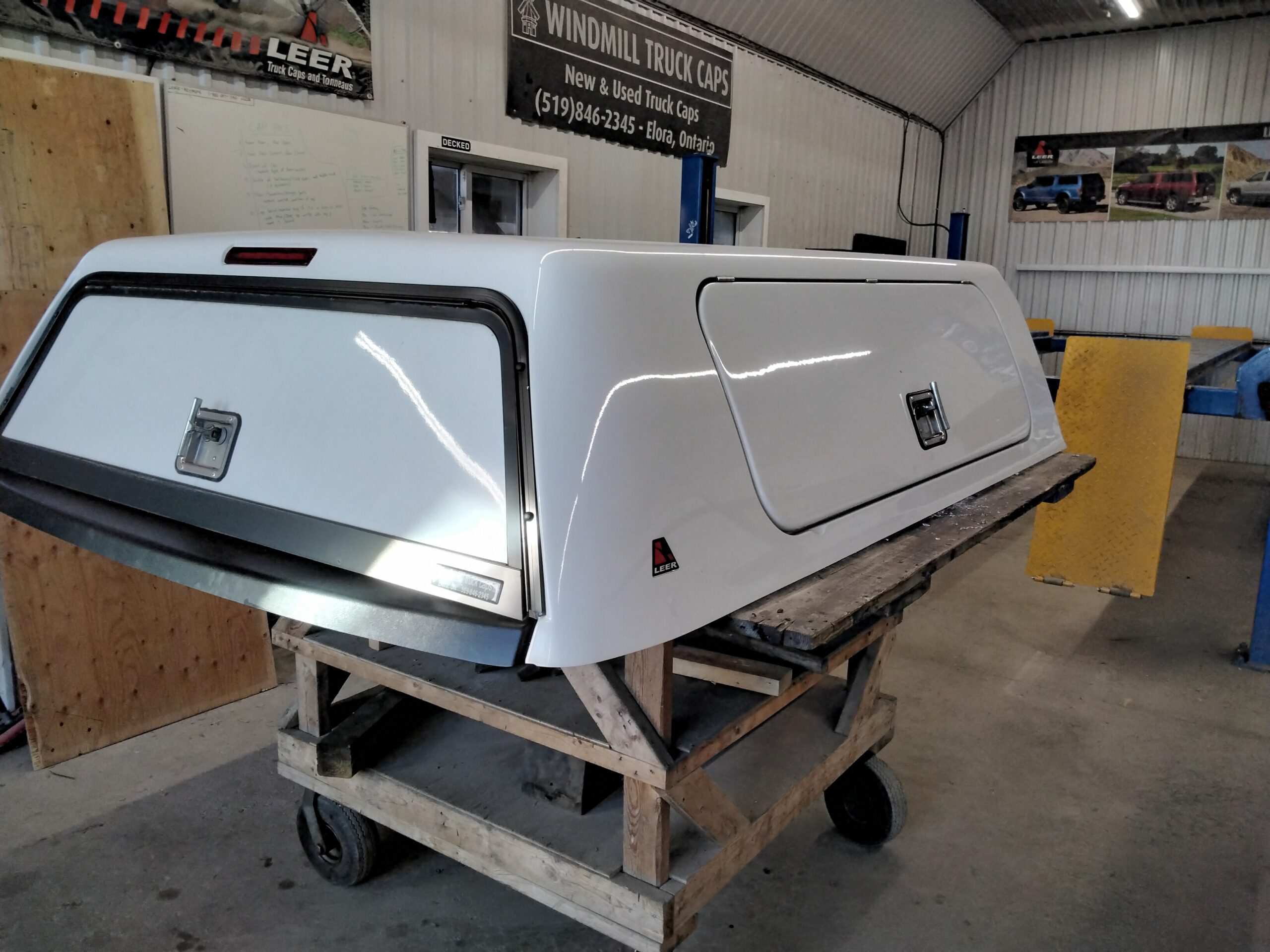 Chevrolet Silverado 1500 6’6 GAZ Summit White Leer100SCC Truck Cap - Image 2