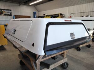 Chevrolet Silverado 1500 6’6 GAZ Summit White Leer100SCC Truck Cap