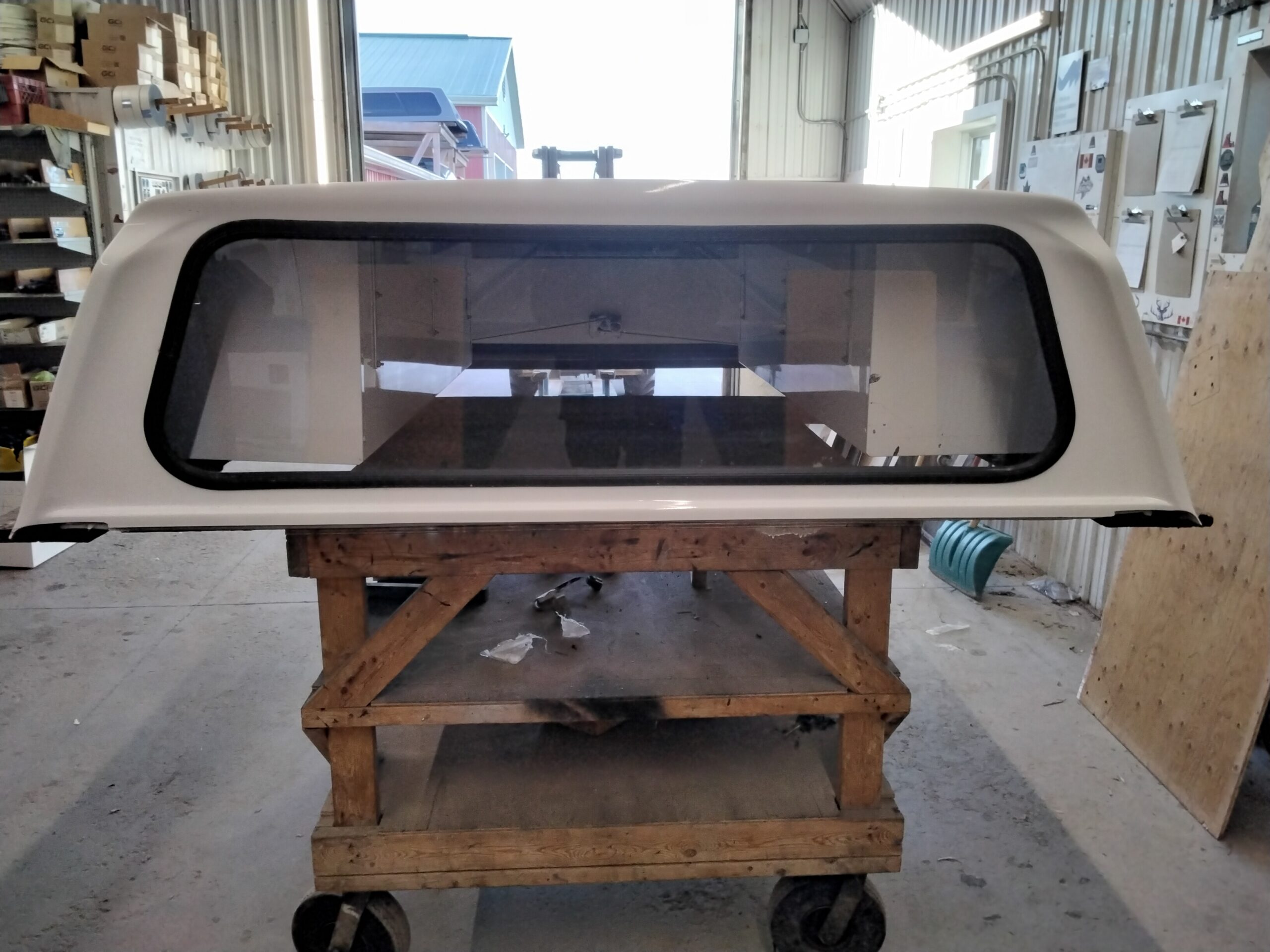 Chevrolet Silverado 1500 6’6 GAZ Summit White Leer100SCC Truck Cap - Image 4