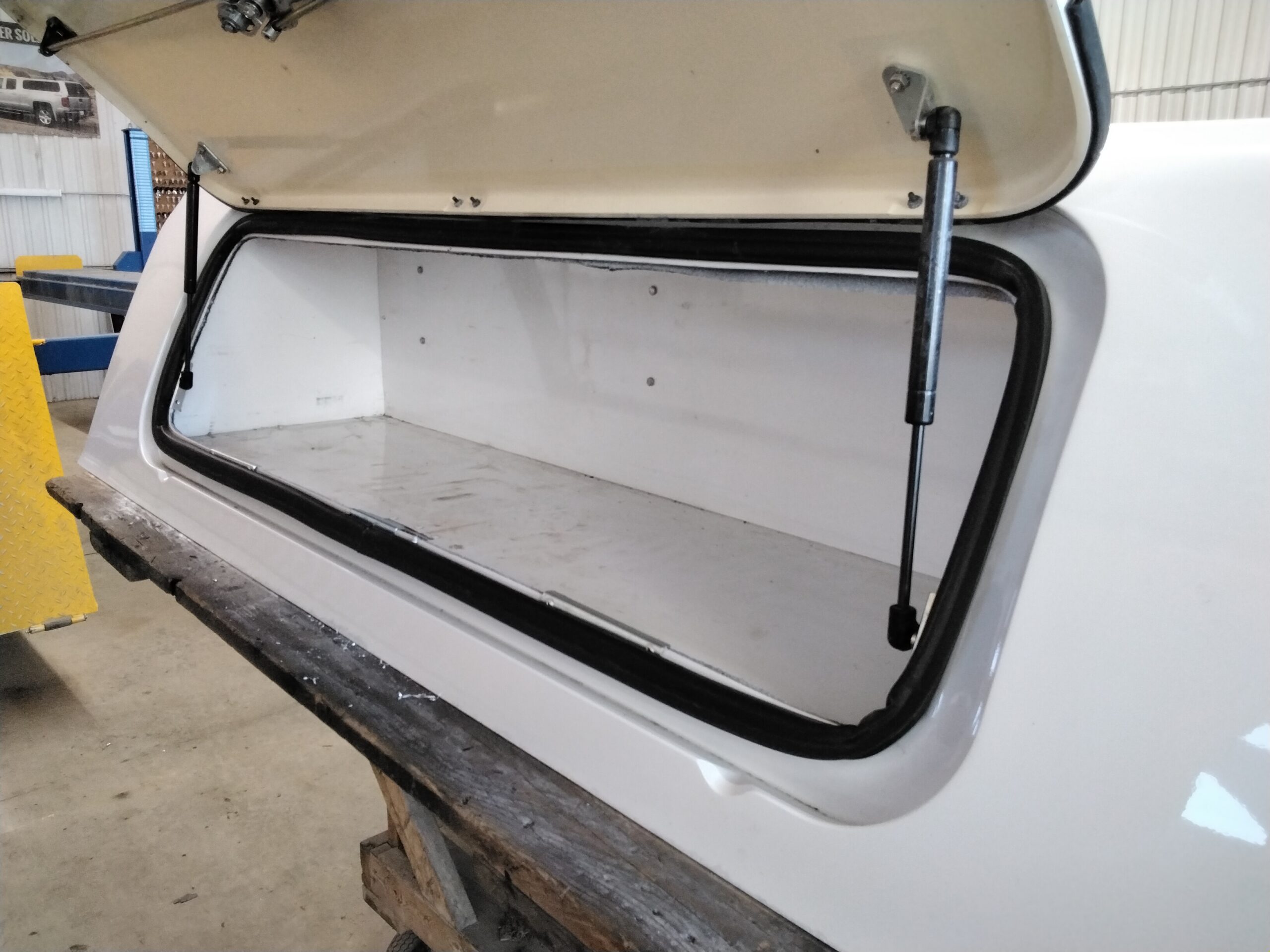 Chevrolet Silverado 1500 6’6 GAZ Summit White Leer100SCC Truck Cap - Image 5