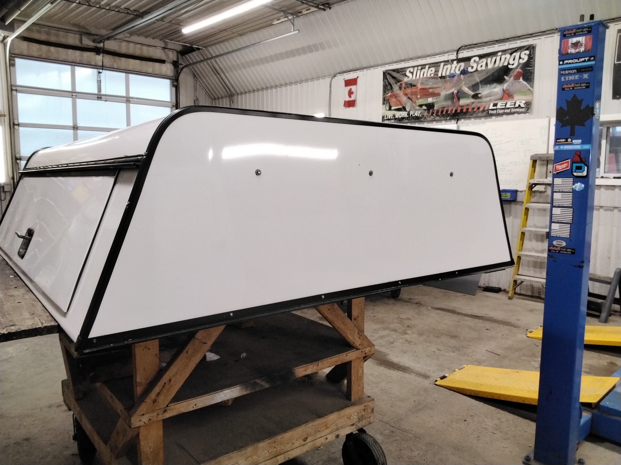 GMC Sierra or Chevrolet Silverado HD 2500/3500 6’9 White Leer Contractor Truck Cap - Image 4
