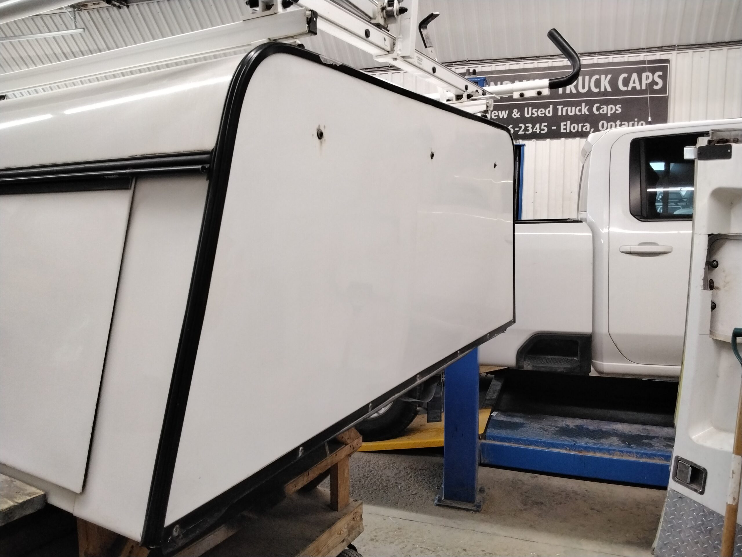 Ford F150 6’6 White Leer Contractor Truck Cap - Image 4
