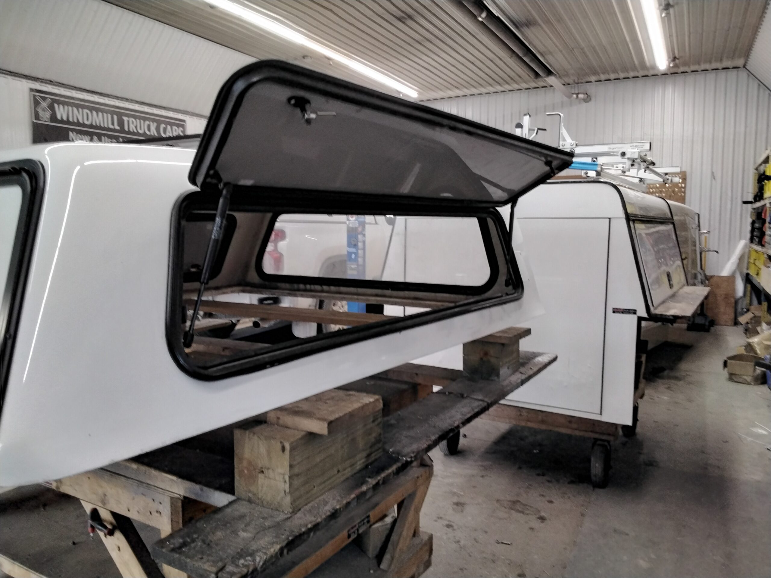 Dodge Ram 1500 6’4 PW7 Bright White Fibrobec Truck Cap - Image 6