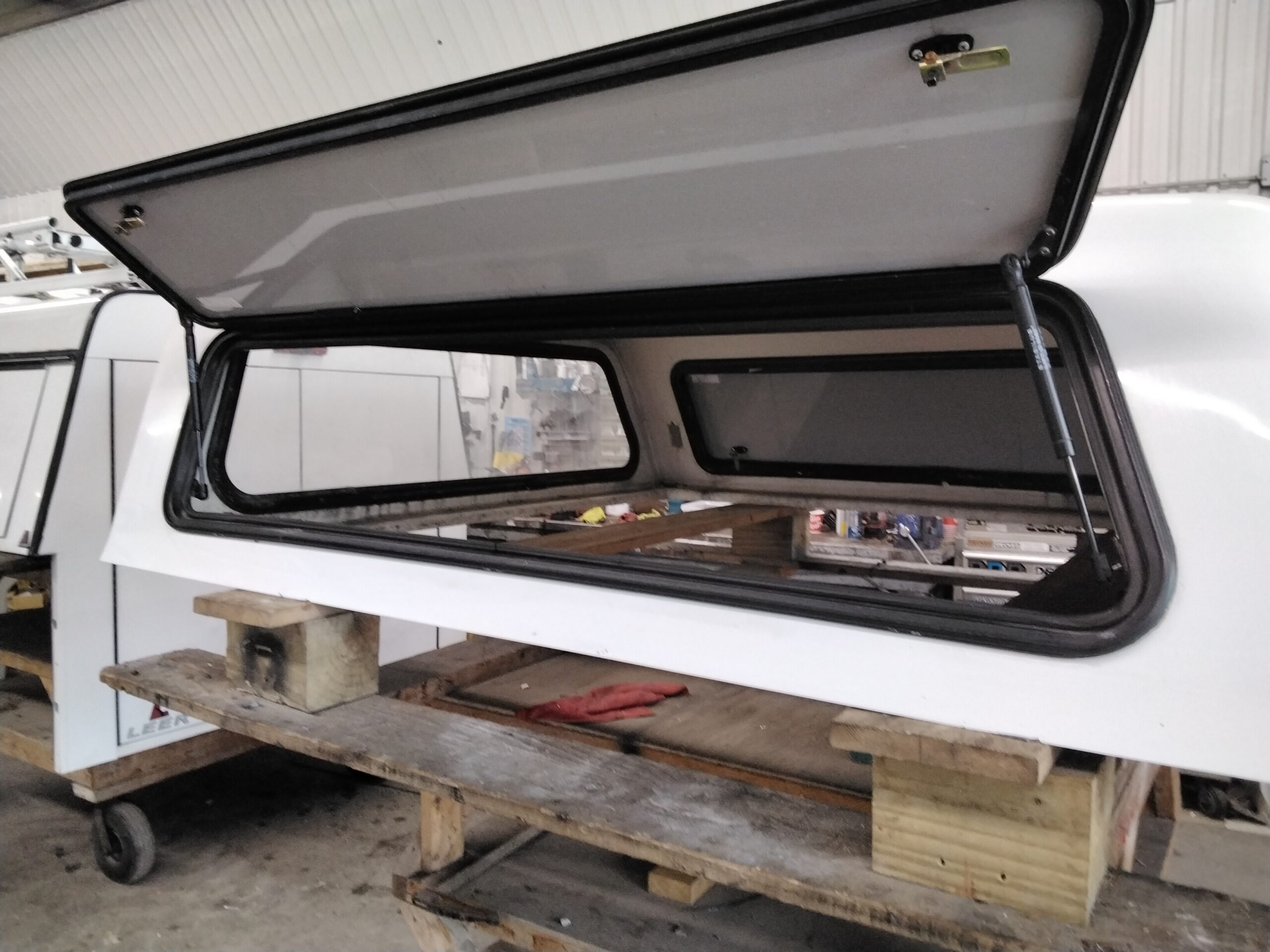 Dodge Ram 1500 6’4 PW7 Bright White Fibrobec Truck Cap - Image 7