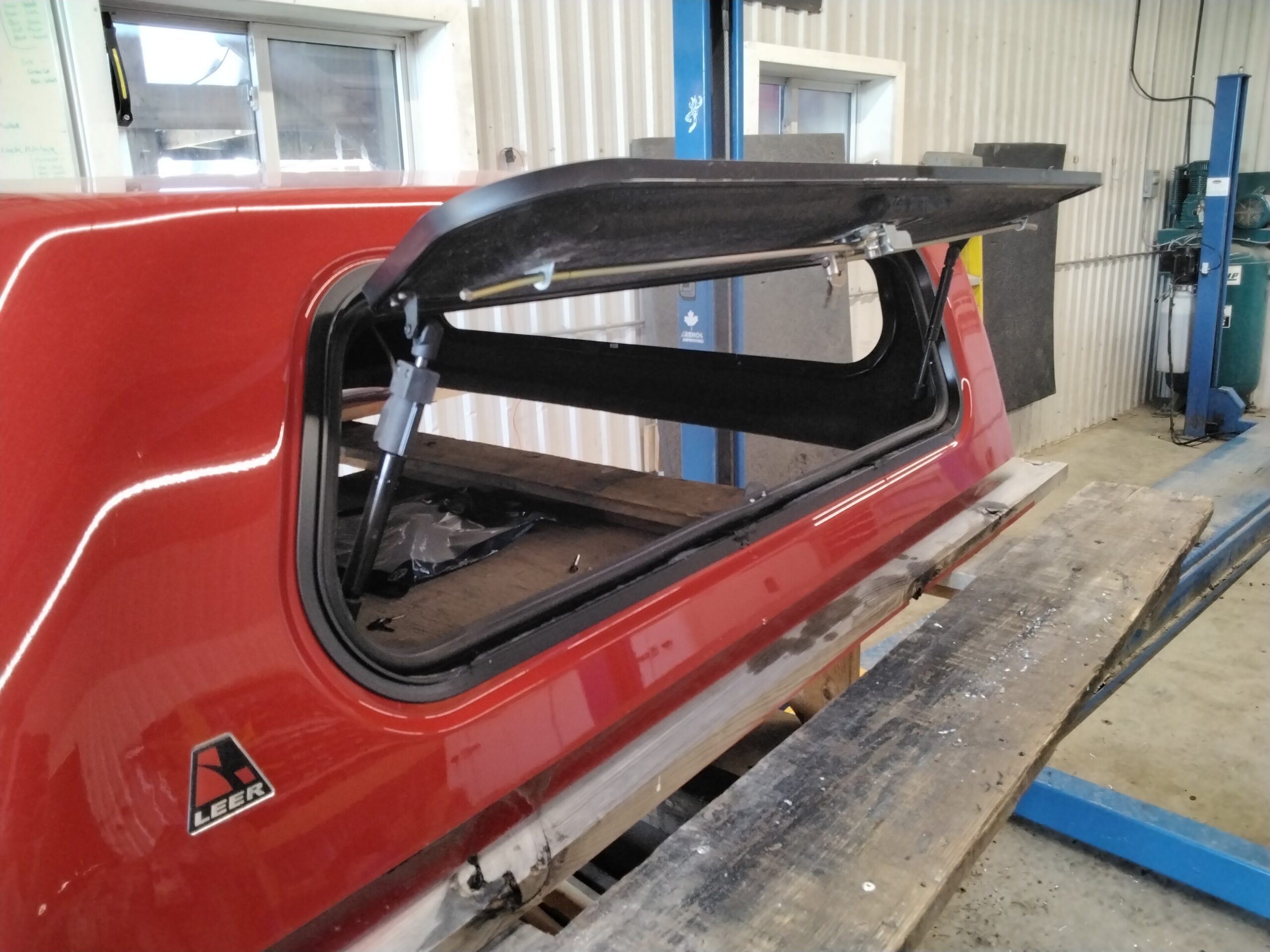 2023 – 2026 Chevrolet Colorado 5’2 8774 Flame Red Leer100RCC Truck Cap - Image 3