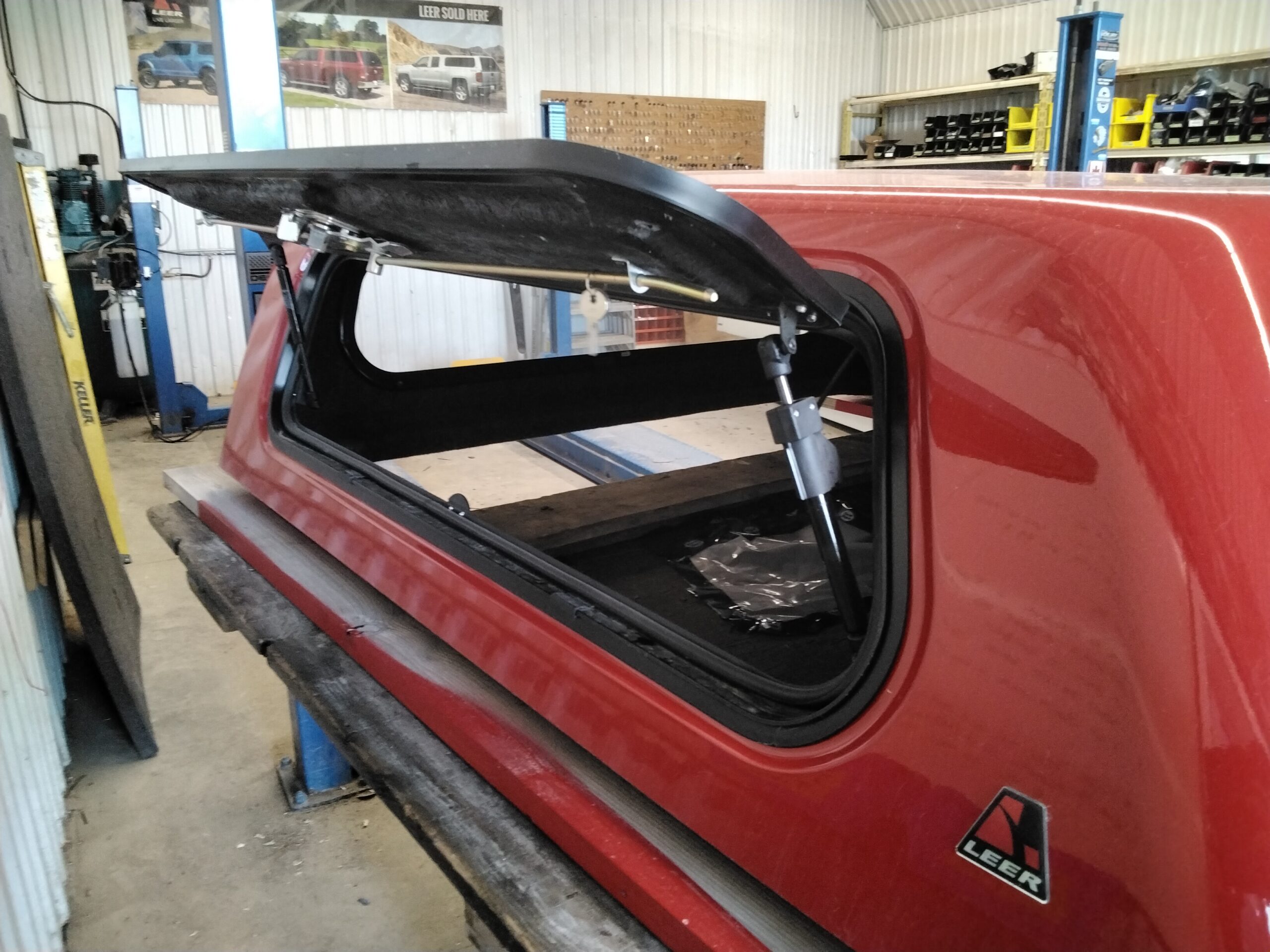 2023 – 2026 Chevrolet Colorado 5’2 8774 Flame Red Leer100RCC Truck Cap - Image 4