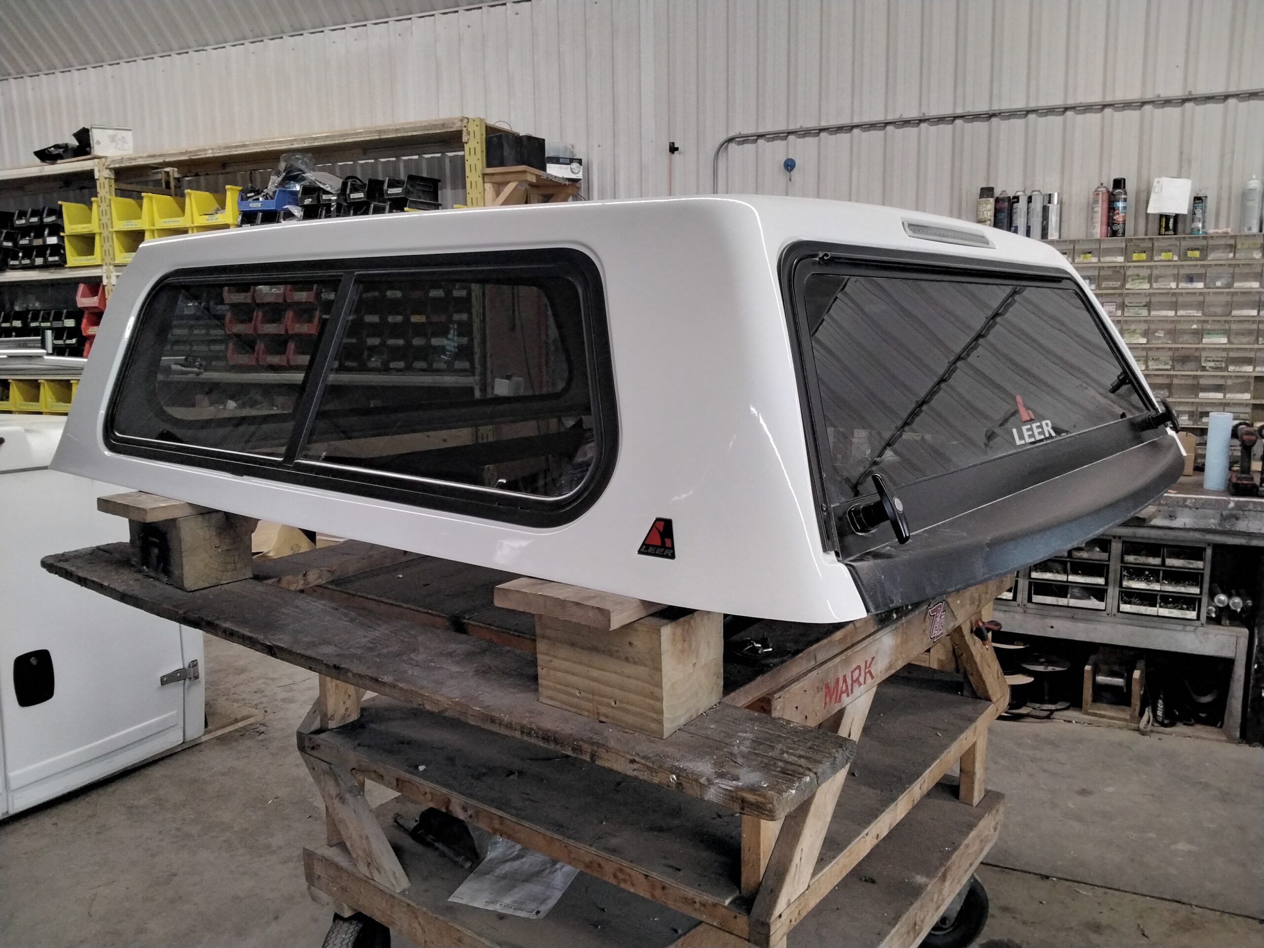 Chevrolet Silverado 1500 5’8 GAZ Summit White Leer Legend Truck Cap - Image 2