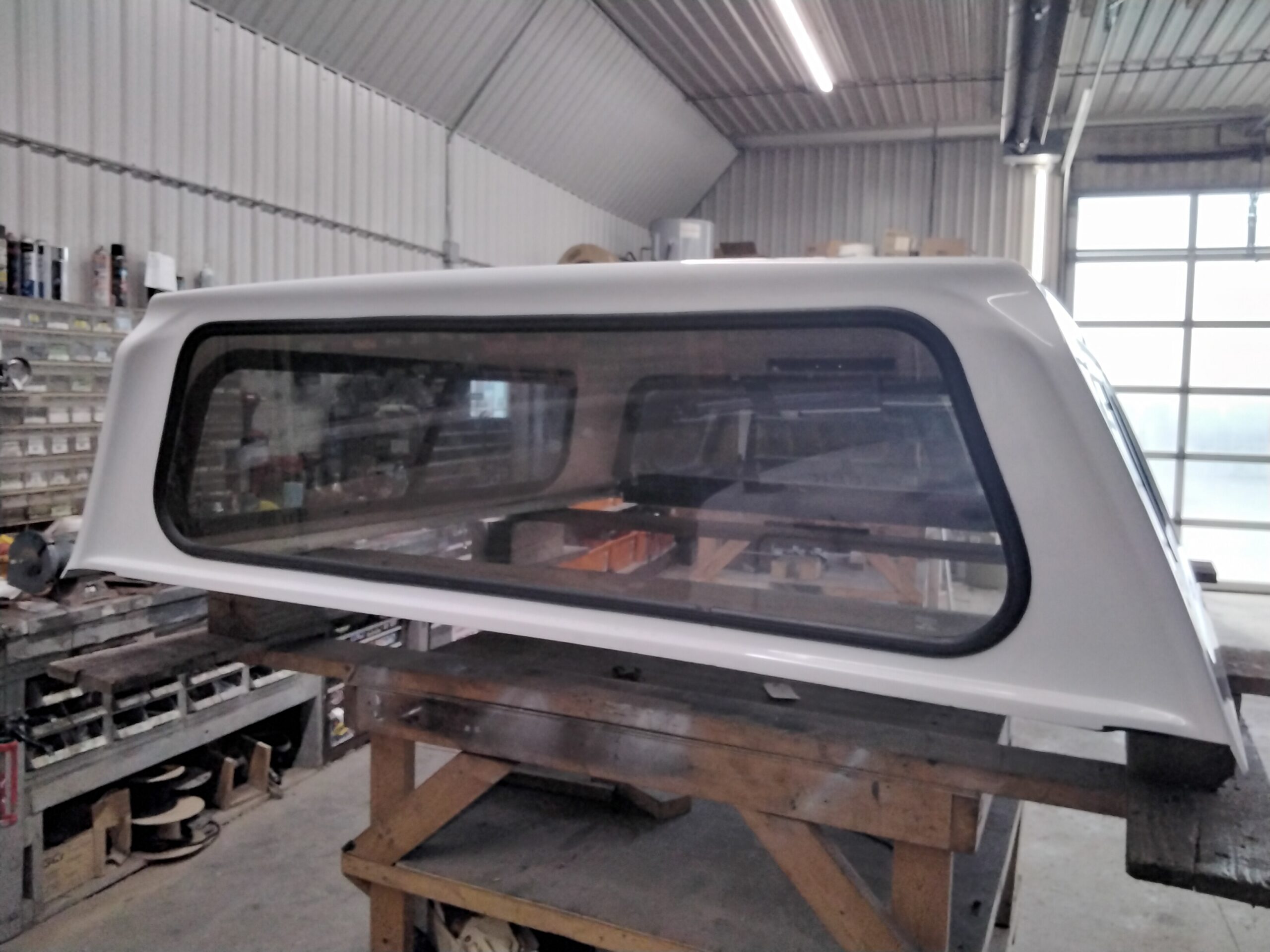 Chevrolet Silverado 1500 5’8 GAZ Summit White Leer Legend Truck Cap - Image 4